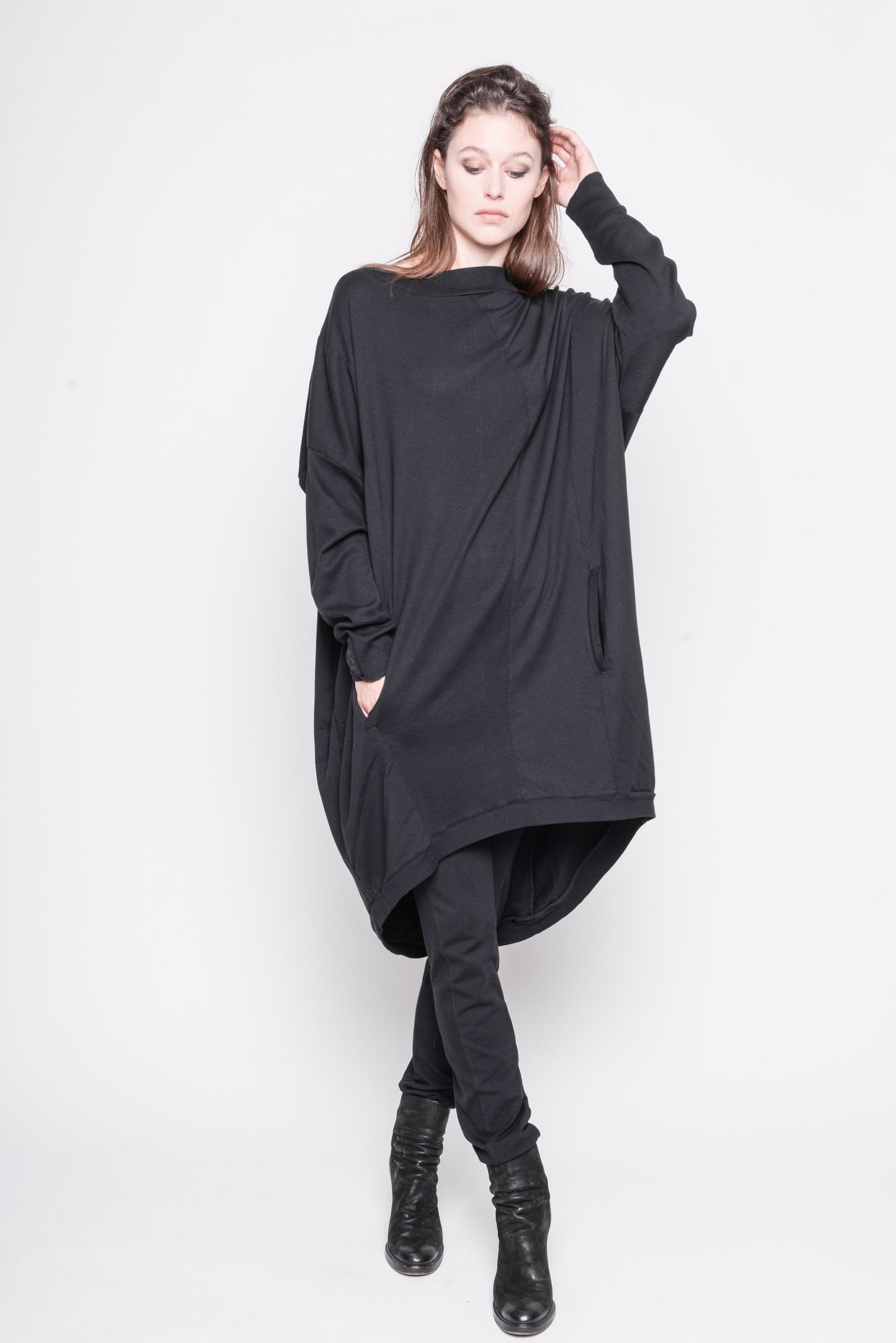 
                  
                    232.01.01 TUNIC RE-FASHIONED 47%CO 47%MODAL 6%EA 100 BLACK
                  
                