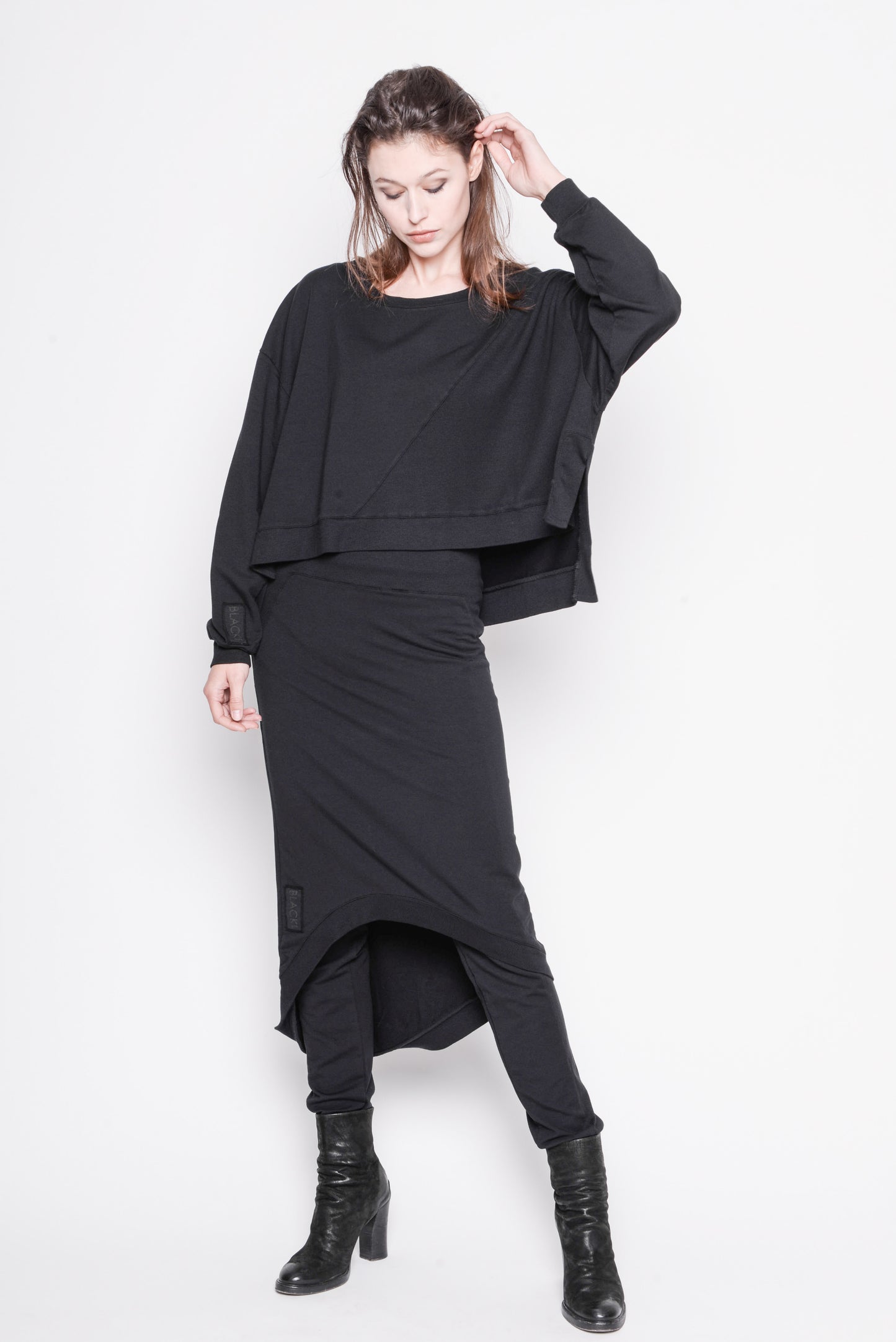 
                  
                    232.01.09 SHORT TOP RE-FASHIONED 47%CO 47%MODAL 6%EA 100 BLACK
                  
                
