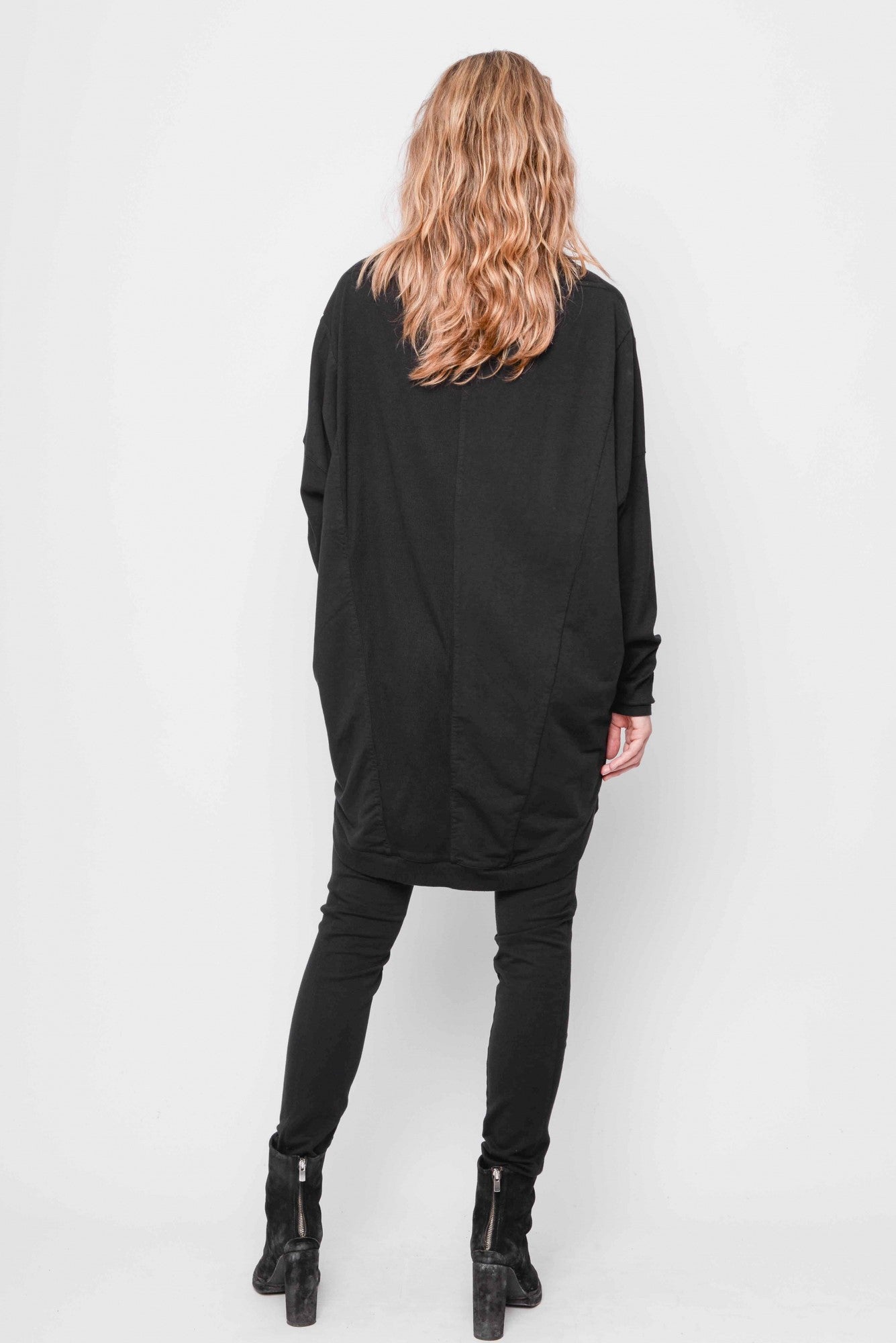 
                  
                    232.01.02 SWEATER 47%CO 47%MODAL 6%EA 100 BLACK
                  
                