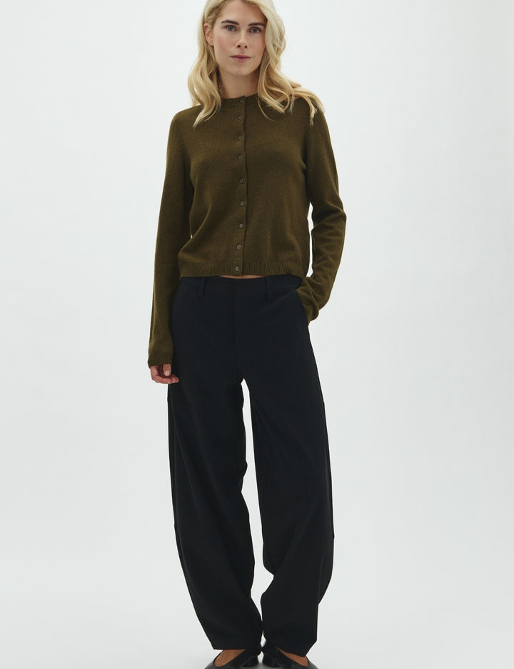 
                  
                    57061310 MBYM PANT WILLAH PHILLIS-M 880 BLACK
                  
                