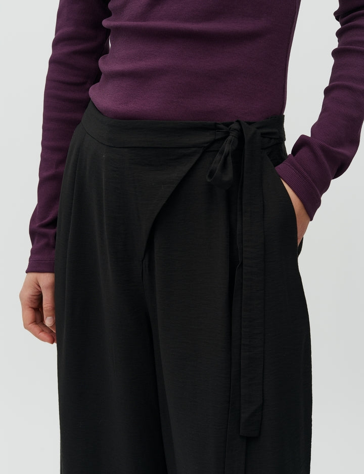 
                  
                    64991316 MBYM PANT SIMANI GURSKY-M 880 BLACK
                  
                