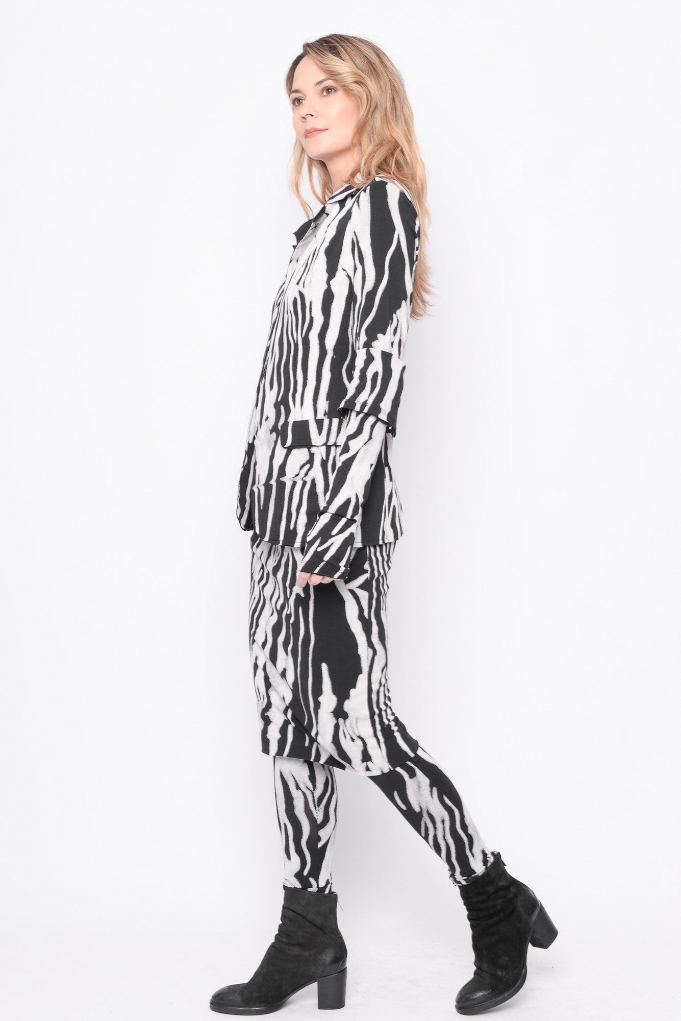 
                  
                    242.03.12 95%CO 5%EA 1101 PRINT ON BLACK
                  
                