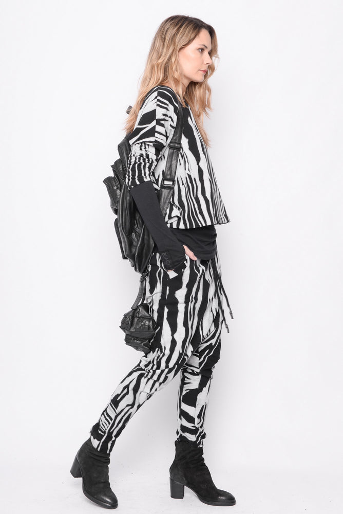 
                  
                    242.02.02 100%CO 1101 PRINT ON BLACK
                  
                