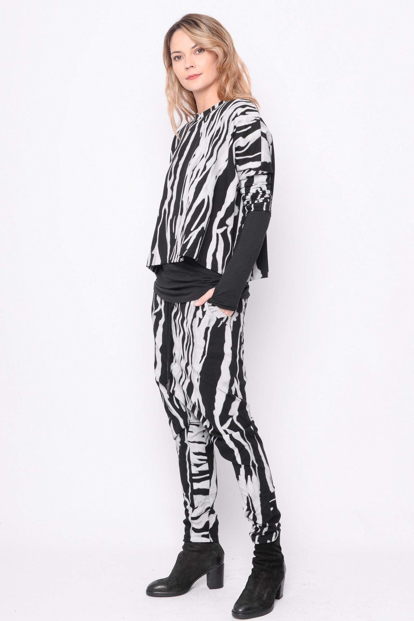 
                  
                    242.02.03 100%CO 1101 PRINT ON BLACK
                  
                