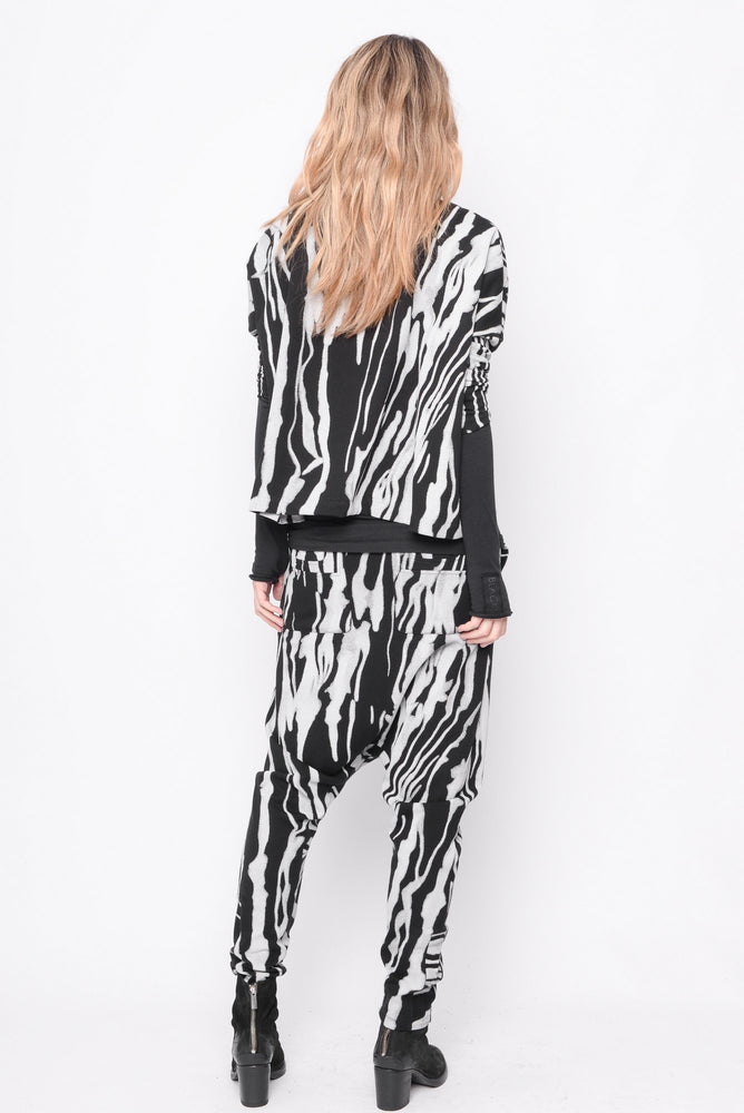 
                  
                    242.02.02 100%CO 1101 PRINT ON BLACK
                  
                