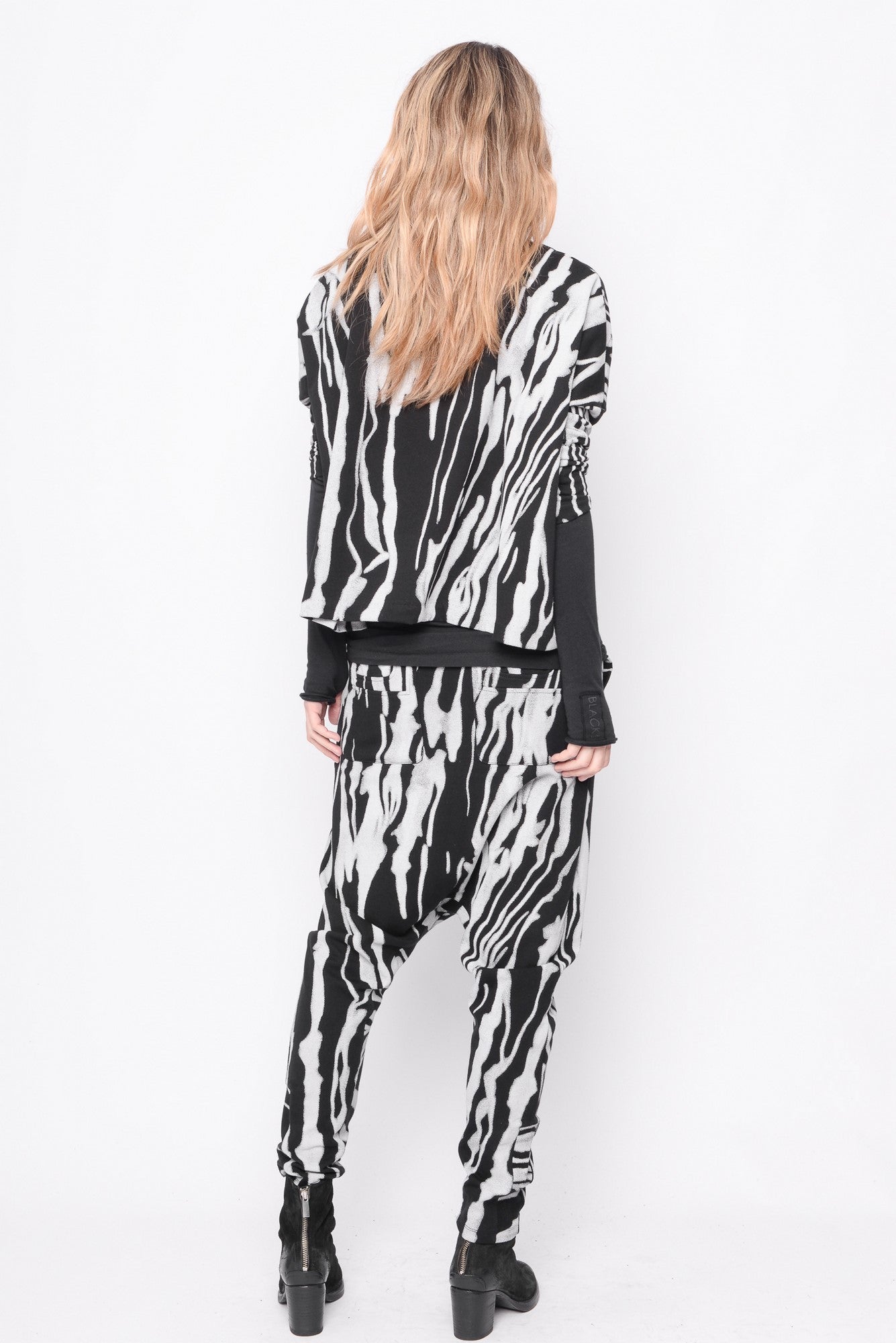 
                  
                    242.02.02 100%CO 1101 PRINT ON BLACK
                  
                