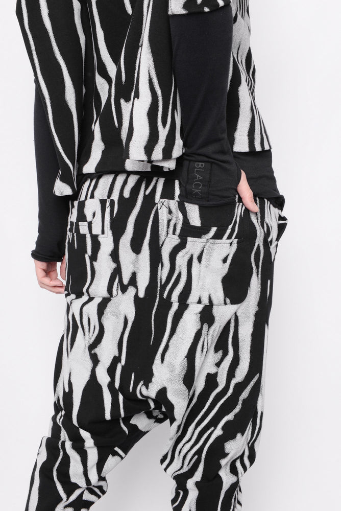 
                  
                    242.02.03 100%CO 1101 PRINT ON BLACK
                  
                