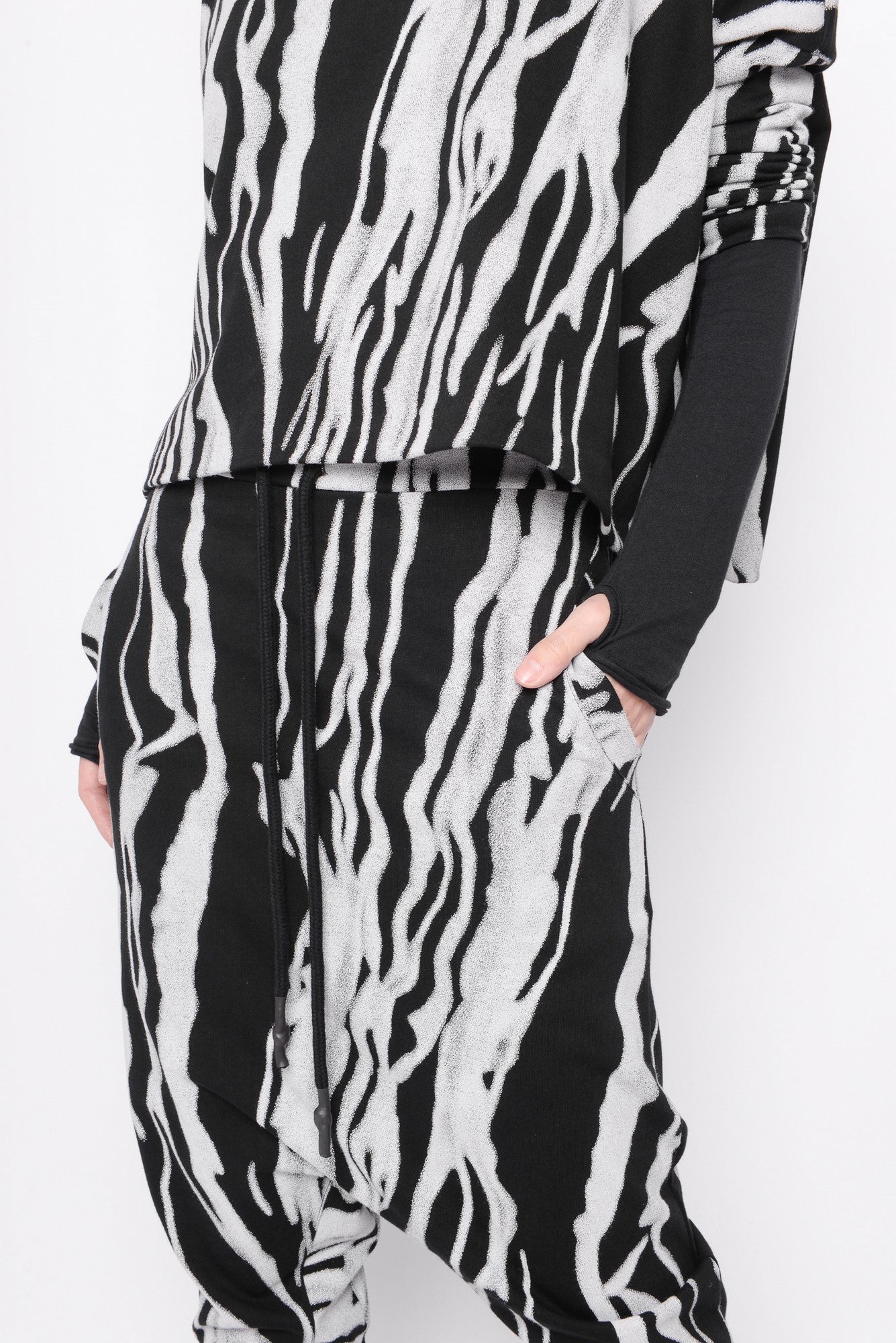 
                  
                    242.02.02 100%CO 1101 PRINT ON BLACK
                  
                