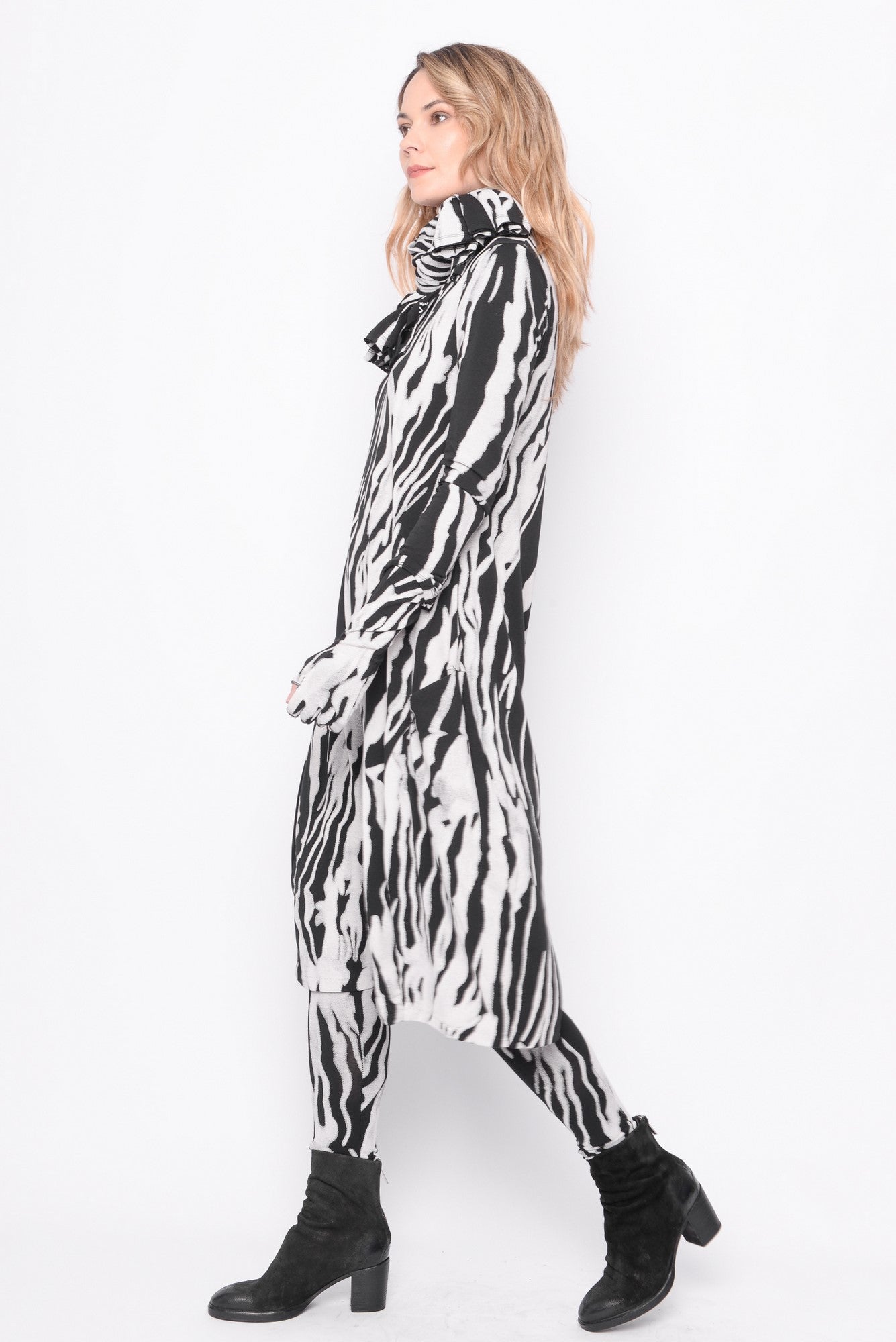 
                  
                    242.03.01 95%CO 5%EA 1101 PRINT ON BLACK
                  
                