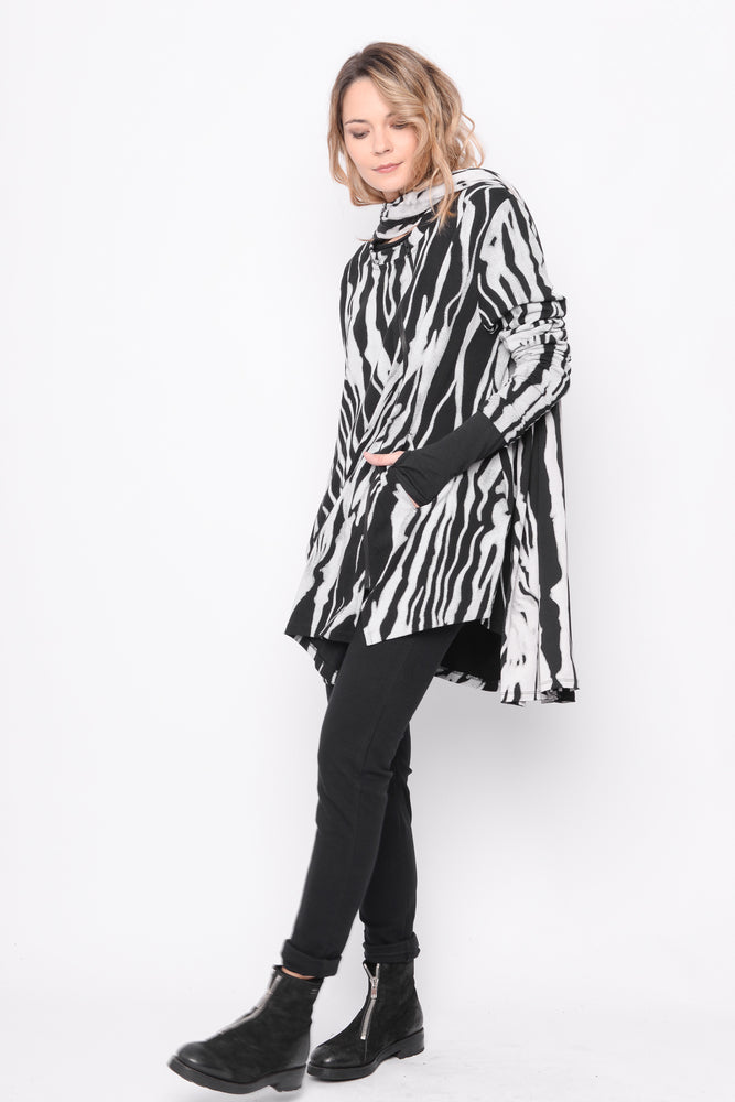 
                  
                    242.02.07 100%CO 1101 PRINT ON BLACK
                  
                