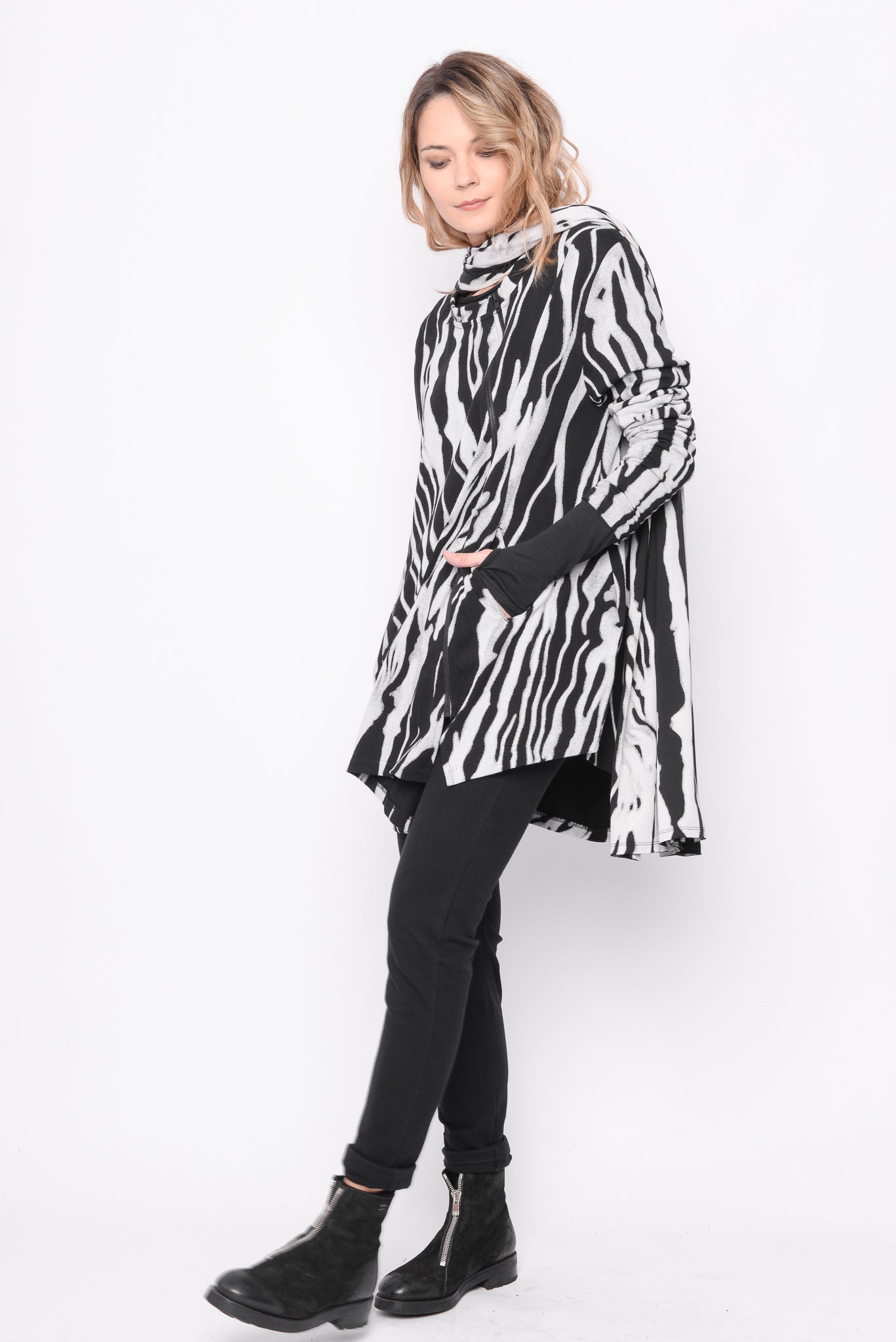 
                  
                    242.02.07 100%CO 1101 PRINT ON BLACK
                  
                