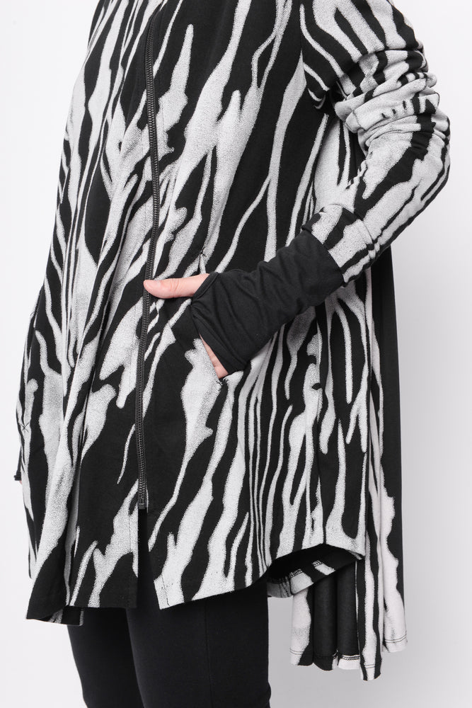 
                  
                    242.02.07 100%CO 1101 PRINT ON BLACK
                  
                