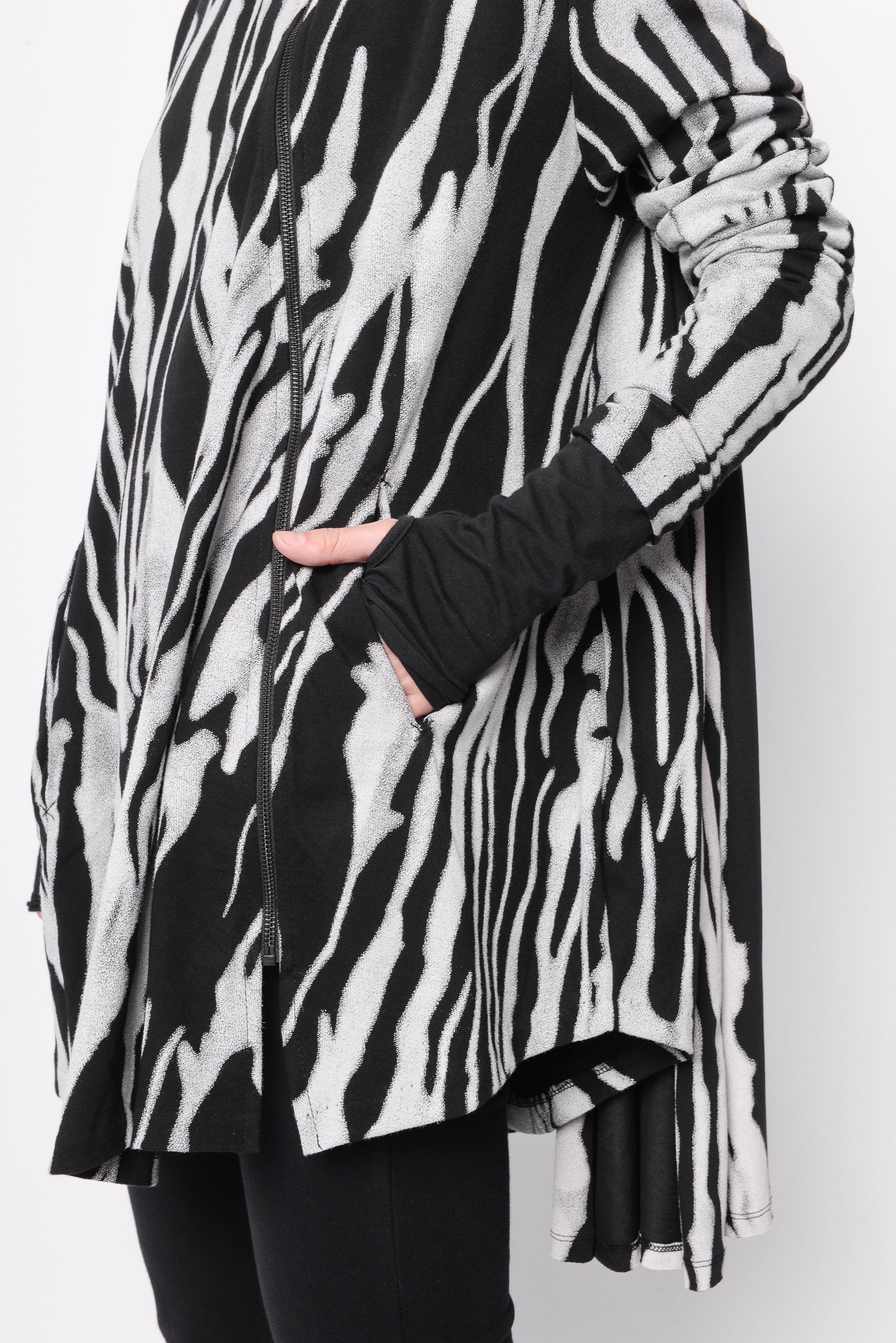 
                  
                    242.02.07 100%CO 1101 PRINT ON BLACK
                  
                