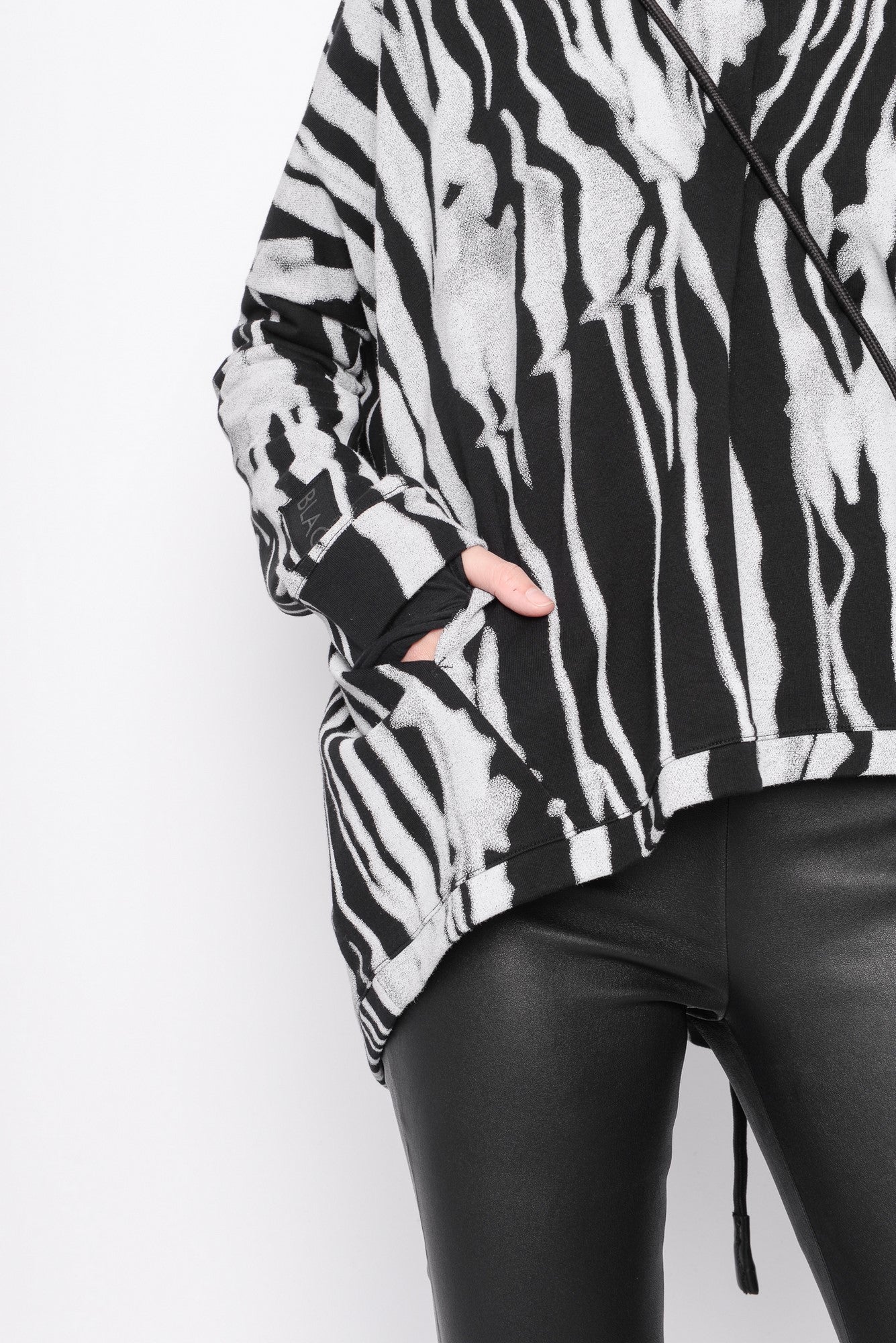 
                  
                    242.02.04 100%CO 1101 PRINT ON BLACK
                  
                