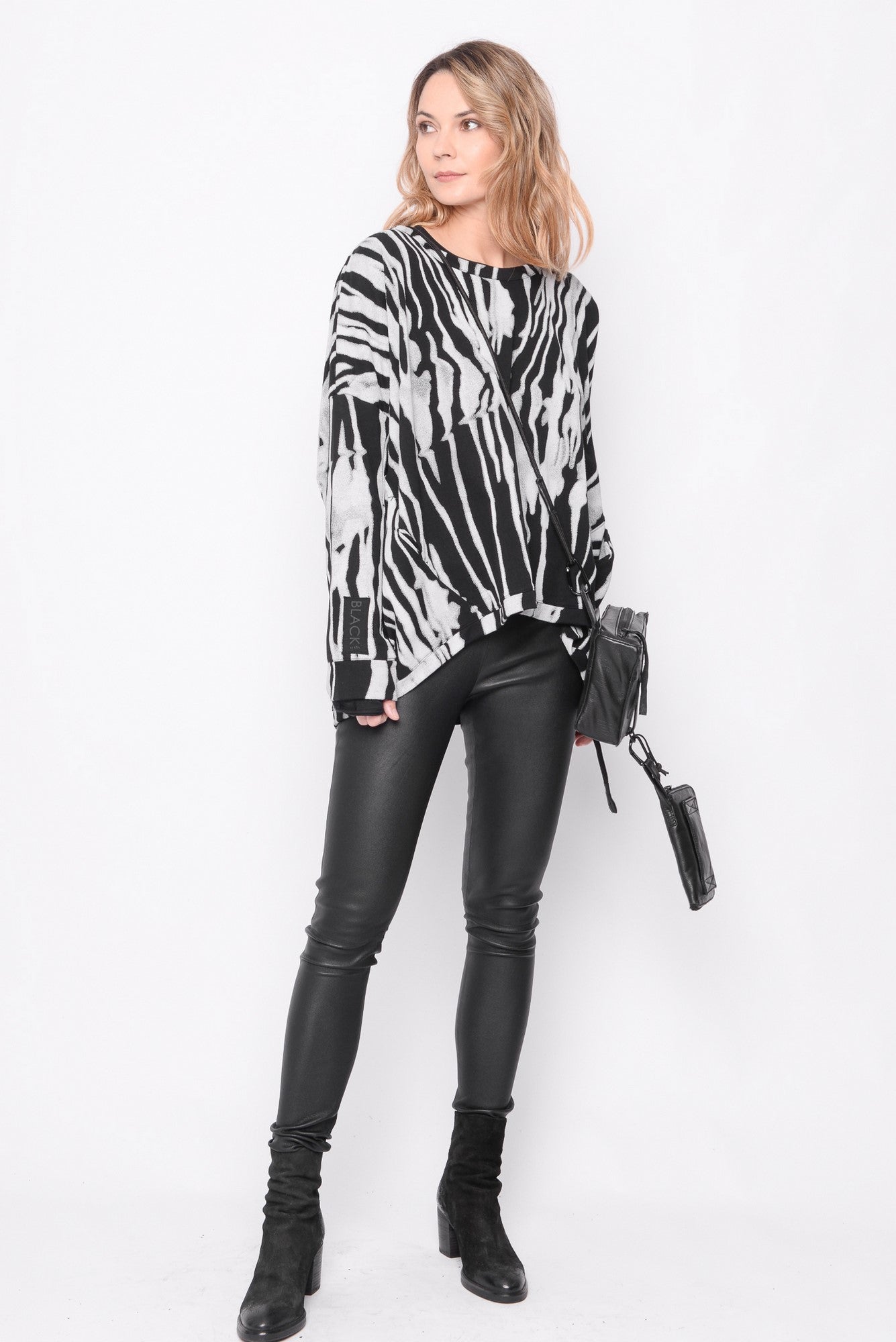 
                  
                    242.02.04 100%CO 1101 PRINT ON BLACK
                  
                