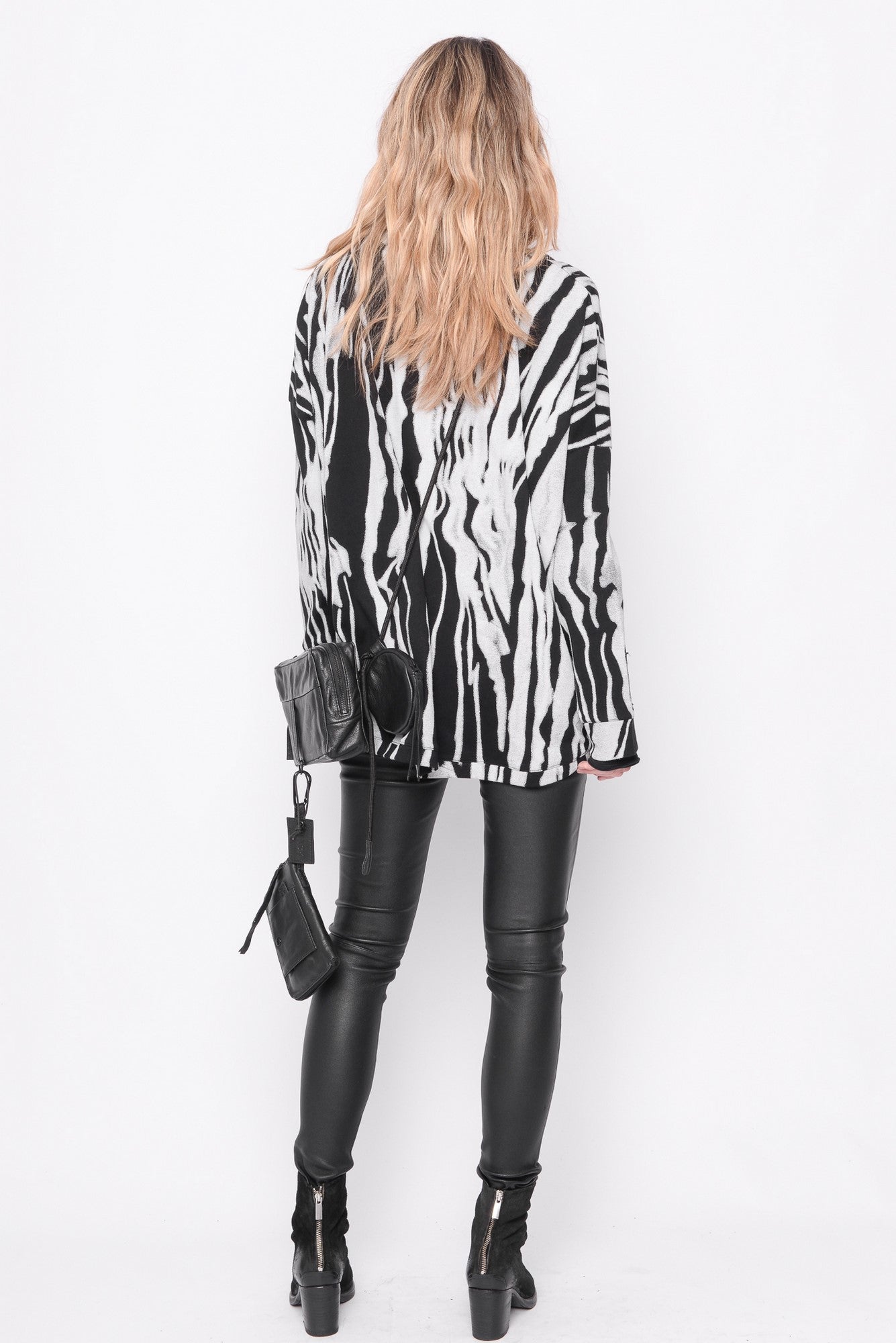 
                  
                    242.02.04 100%CO 1101 PRINT ON BLACK
                  
                