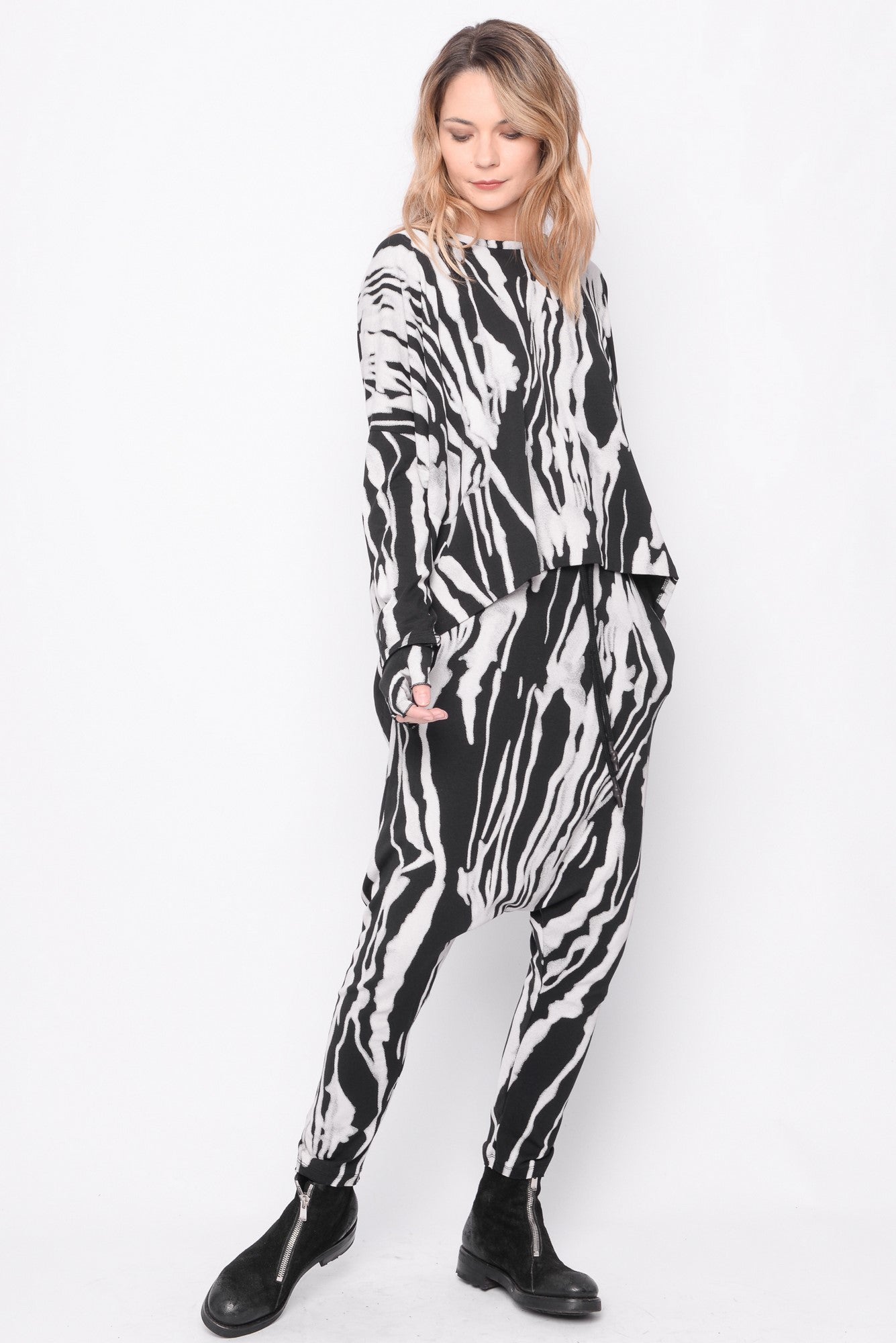 
                  
                    242.03.10 95%CO 5%EA 1101 PRINT ON BLACK
                  
                