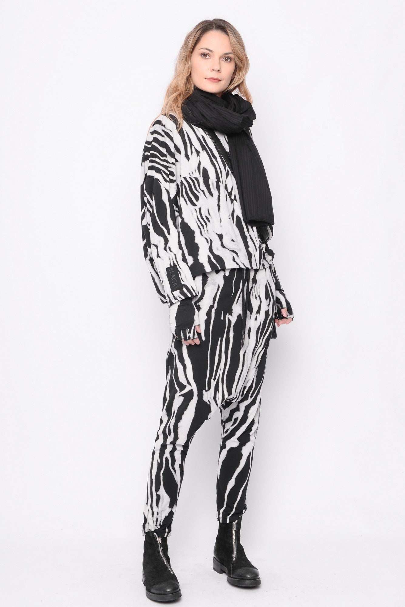 
                  
                    242.03.10 95%CO 5%EA 1101 PRINT ON BLACK
                  
                