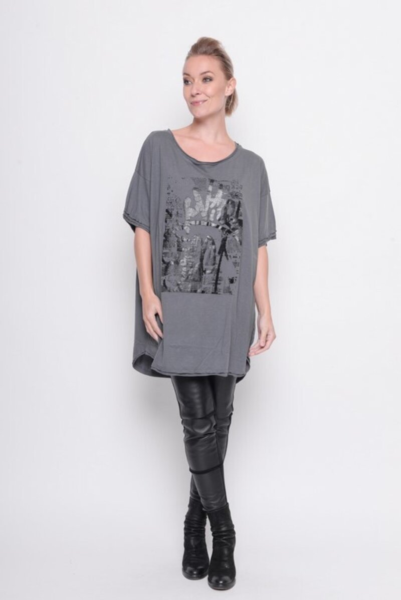 
                  
                    202.23.02 Big shirt GRAFFITI 60% COTTON 40% MODAL GREY
                  
                