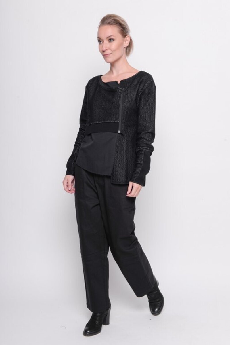 
                  
                    202.02.04 CARDIGAN CHARACTERISTIC 100% COTTON BLACK AND GREY
                  
                