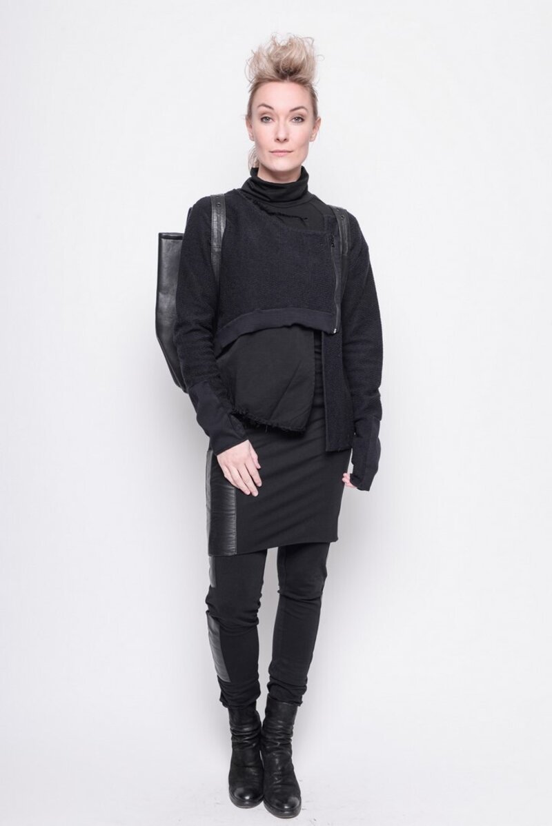 
                  
                    202.02.04 CARDIGAN CHARACTERISTIC 100% COTTON PLAIN BLACK
                  
                