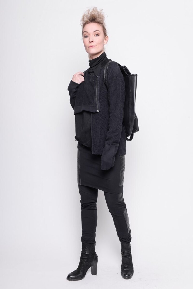 
                  
                    202.02.04 CARDIGAN CHARACTERISTIC 100% COTTON PLAIN BLACK
                  
                