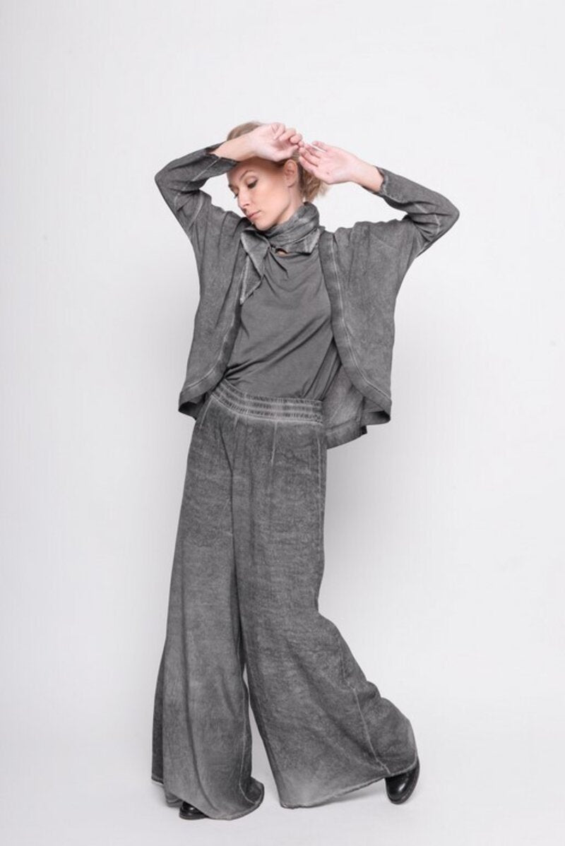 
                  
                    211.21.06 Cardi Know You Better 100% Viscose Cold Dye Grey
                  
                