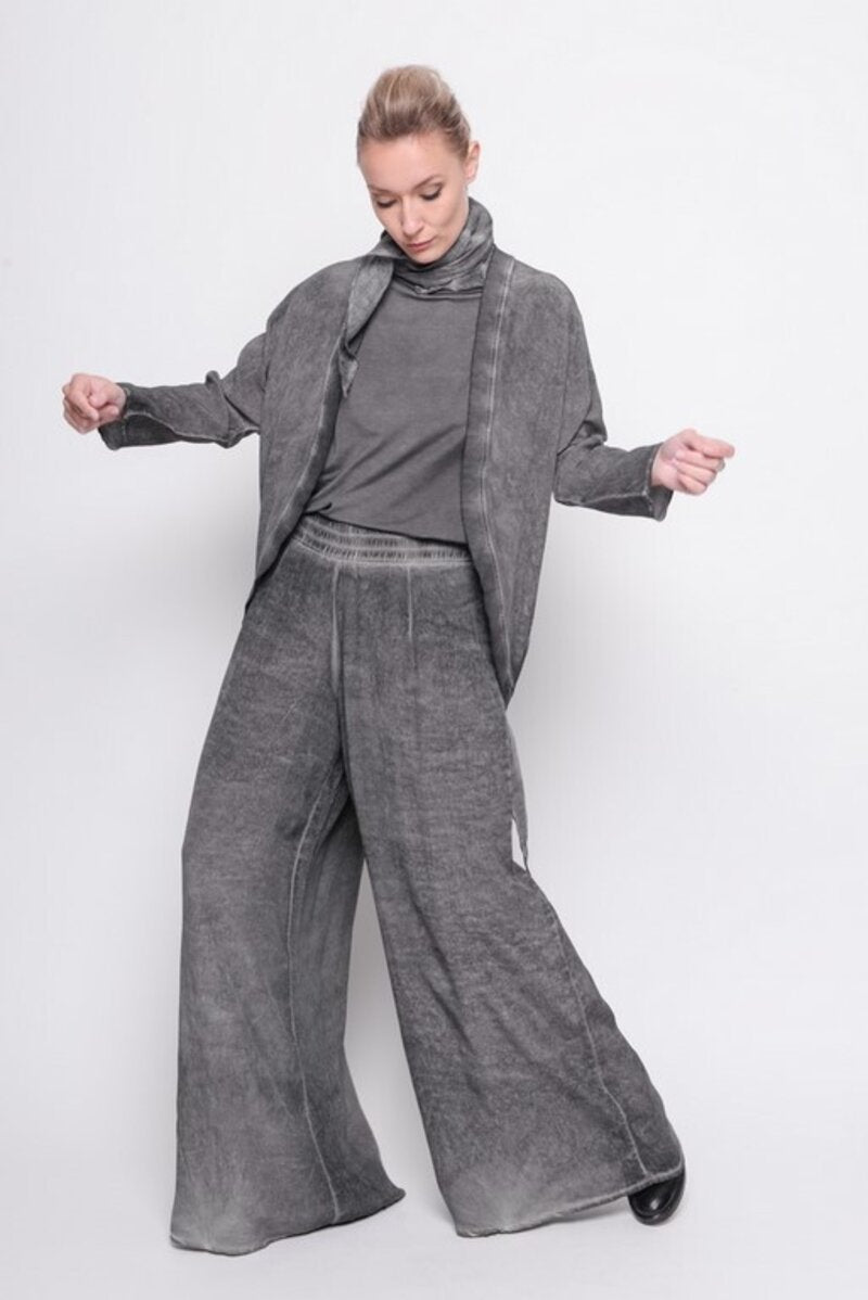 
                  
                    211.21.06 Cardi Know You Better 100% Viscose Cold Dye Grey
                  
                