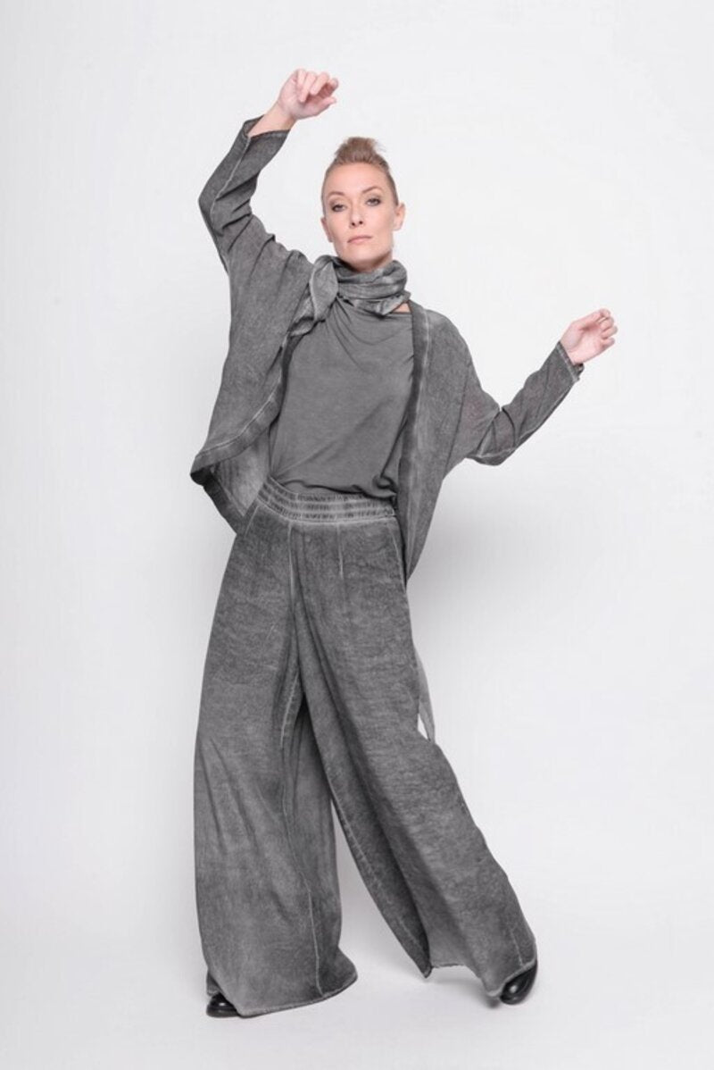 
                  
                    211.21.06 Cardi Know You Better 100% Viscose Cold Dye Grey
                  
                
