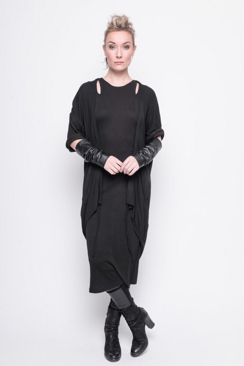 
                  
                    202.19.02 Cardigan Sculptural 95% MODAL 5%EA PLAIN BLACK
                  
                