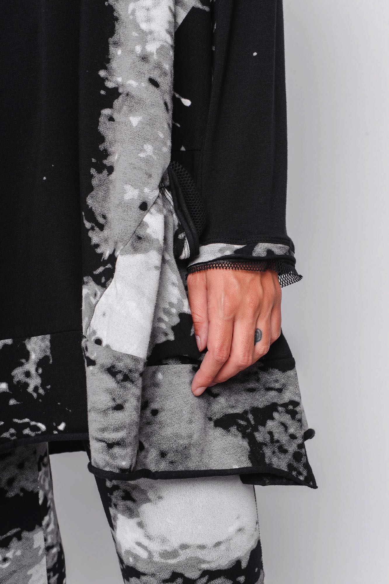 
                  
                    261.02.02 95% CO 5% EA 509 PRINT ON BLACK
                  
                