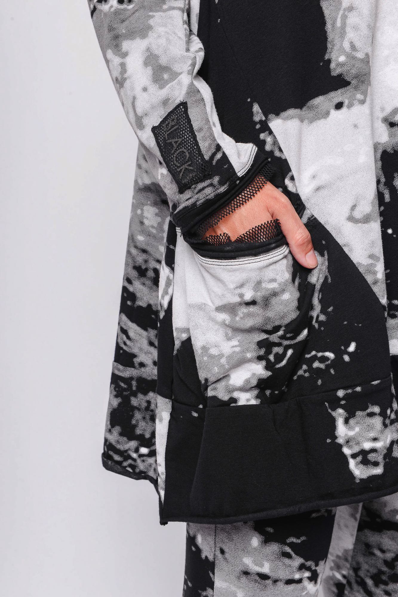 
                  
                    261.02.02 95% CO 5% EA 509 PRINT ON BLACK
                  
                