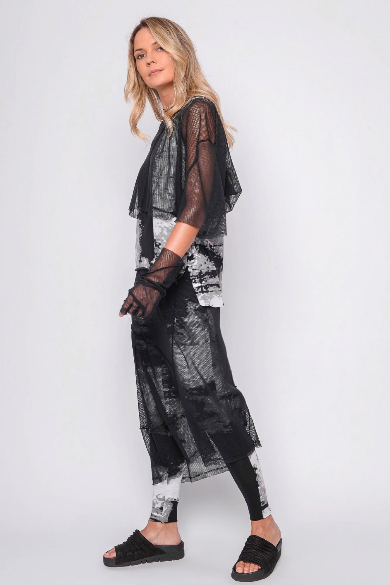 
                  
                    261.02.12 95% CO 5% EA 509 PRINT ON BLACK
                  
                