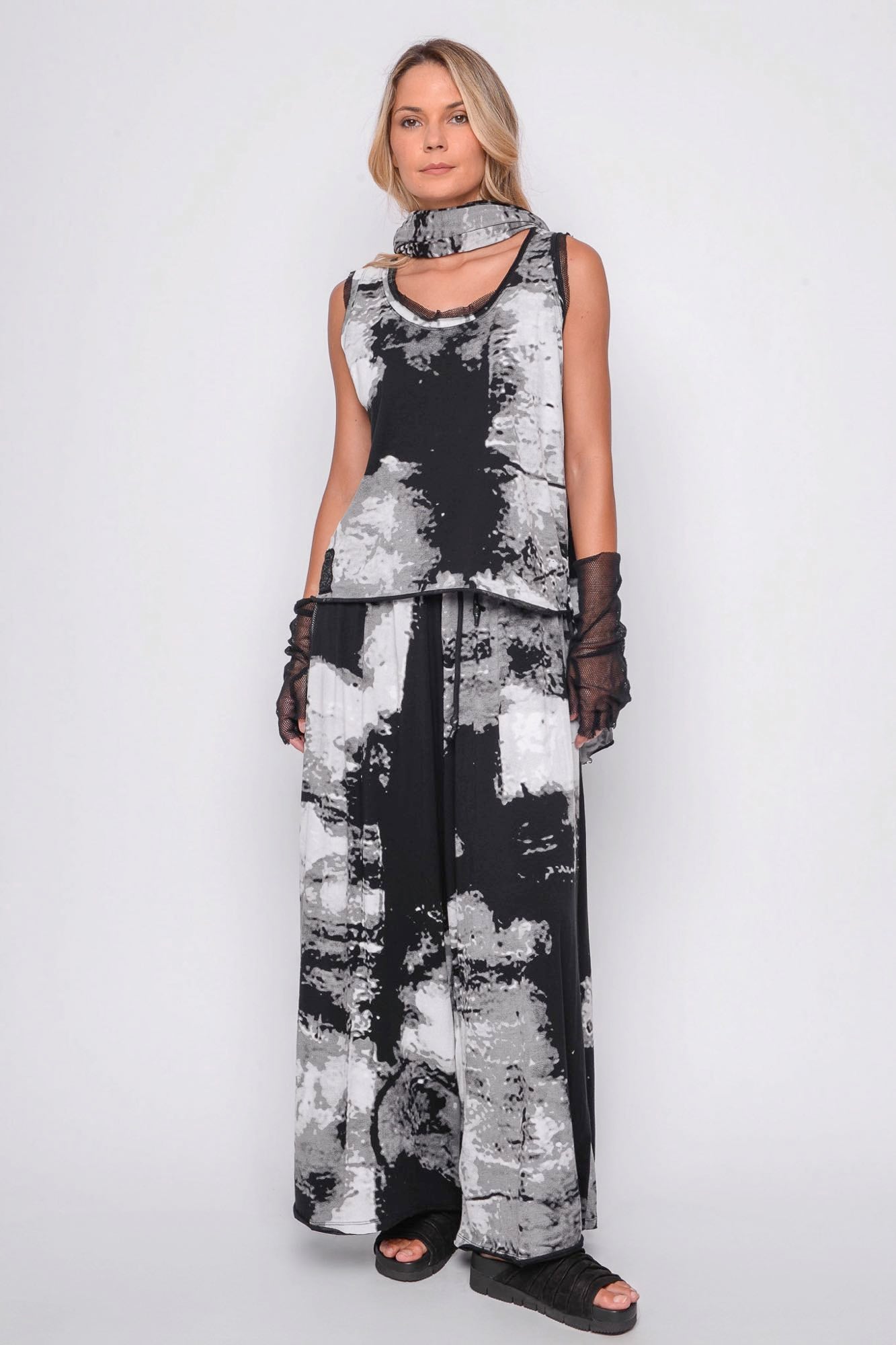 
                  
                    261.02.12 95% CO 5% EA 509 PRINT ON BLACK
                  
                