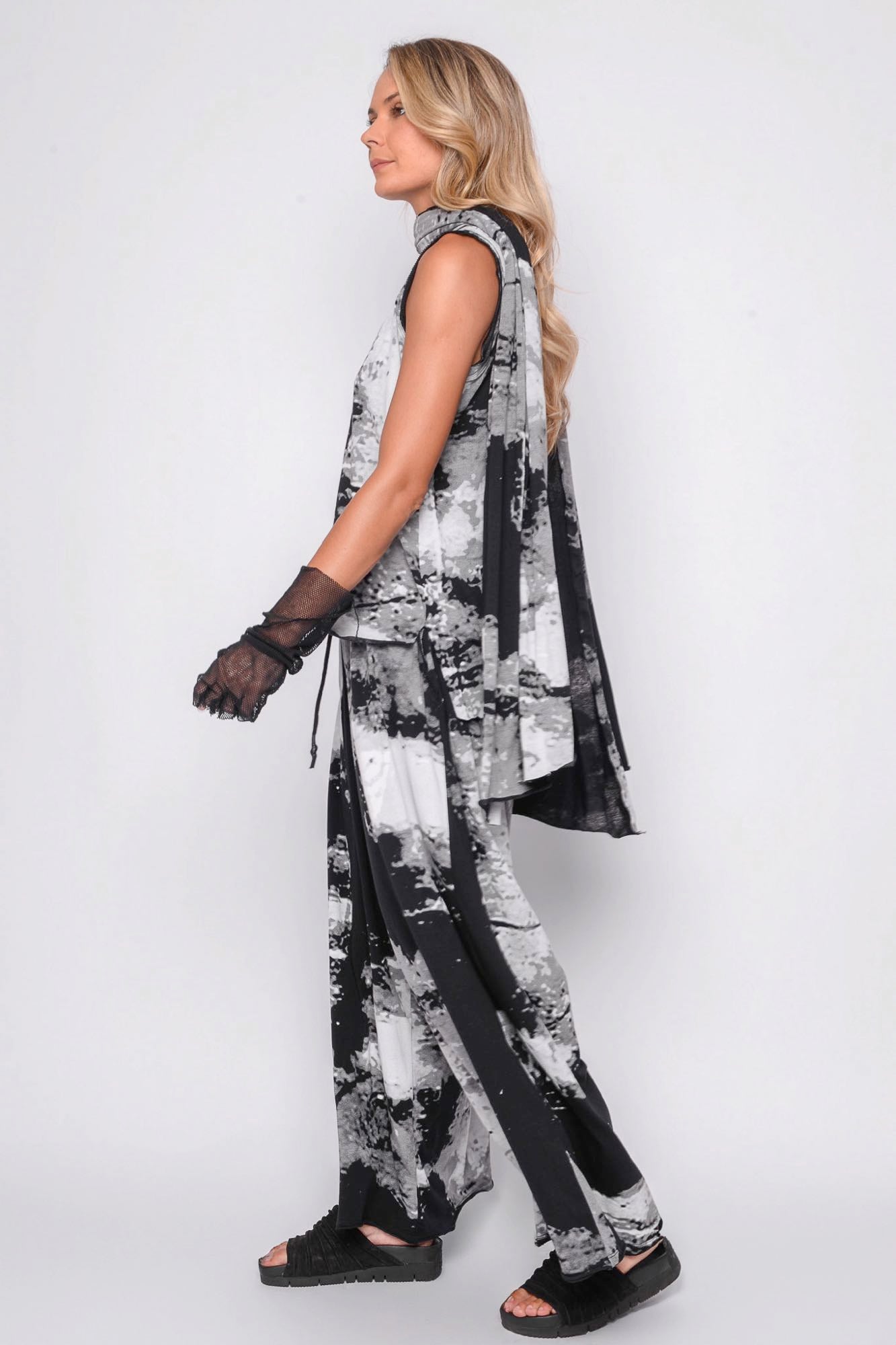 
                  
                    261.02.12 95% CO 5% EA 509 PRINT ON BLACK
                  
                