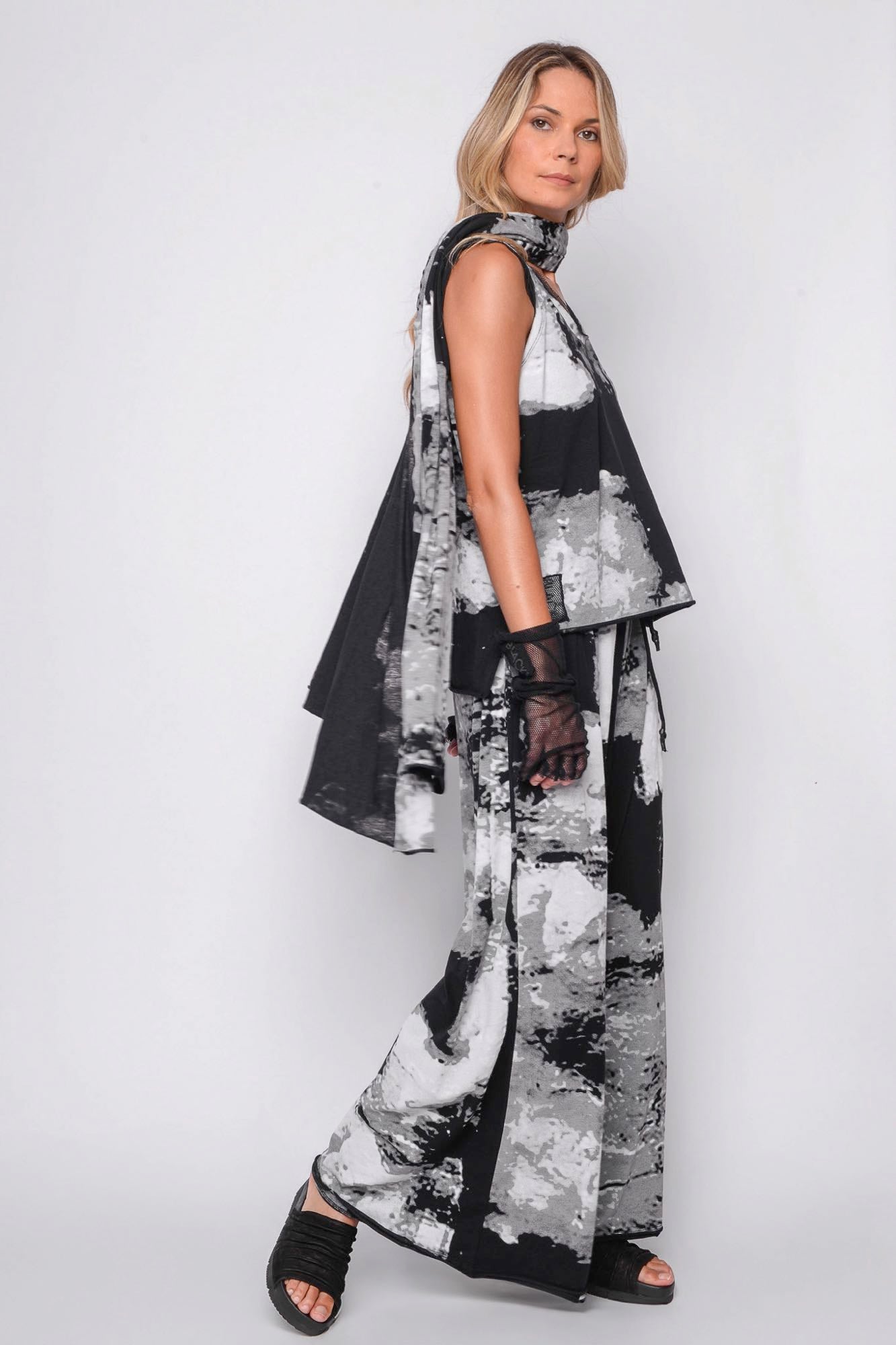 
                  
                    261.02.12 95% CO 5% EA 509 PRINT ON BLACK
                  
                