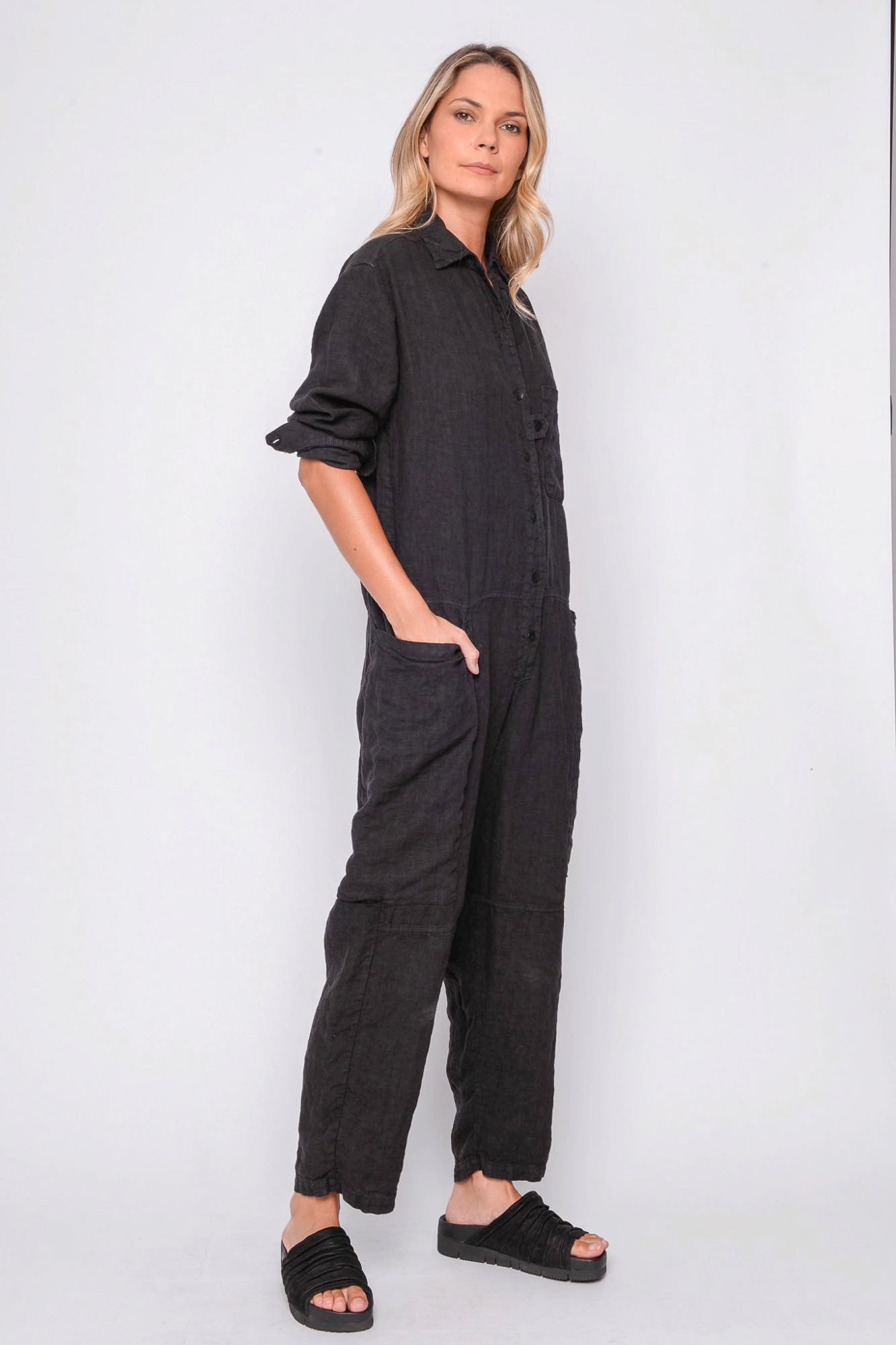 
                  
                    261.04.10 100% LINEN 109 RV BLACK
                  
                