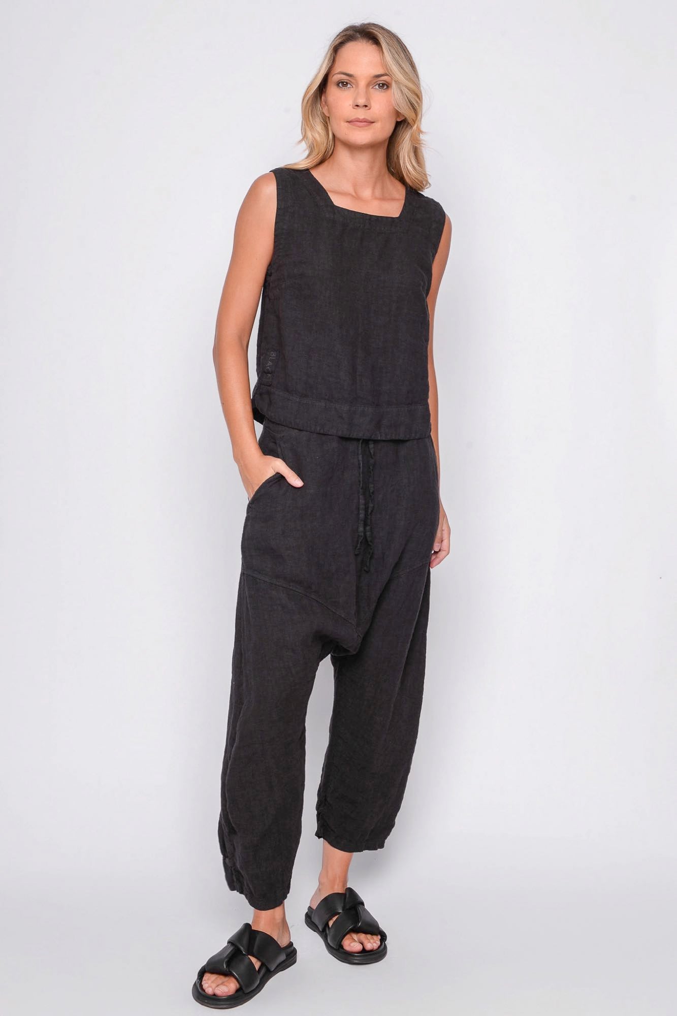 
                  
                    261.04.13 100% LINEN 109 RV BLACK
                  
                