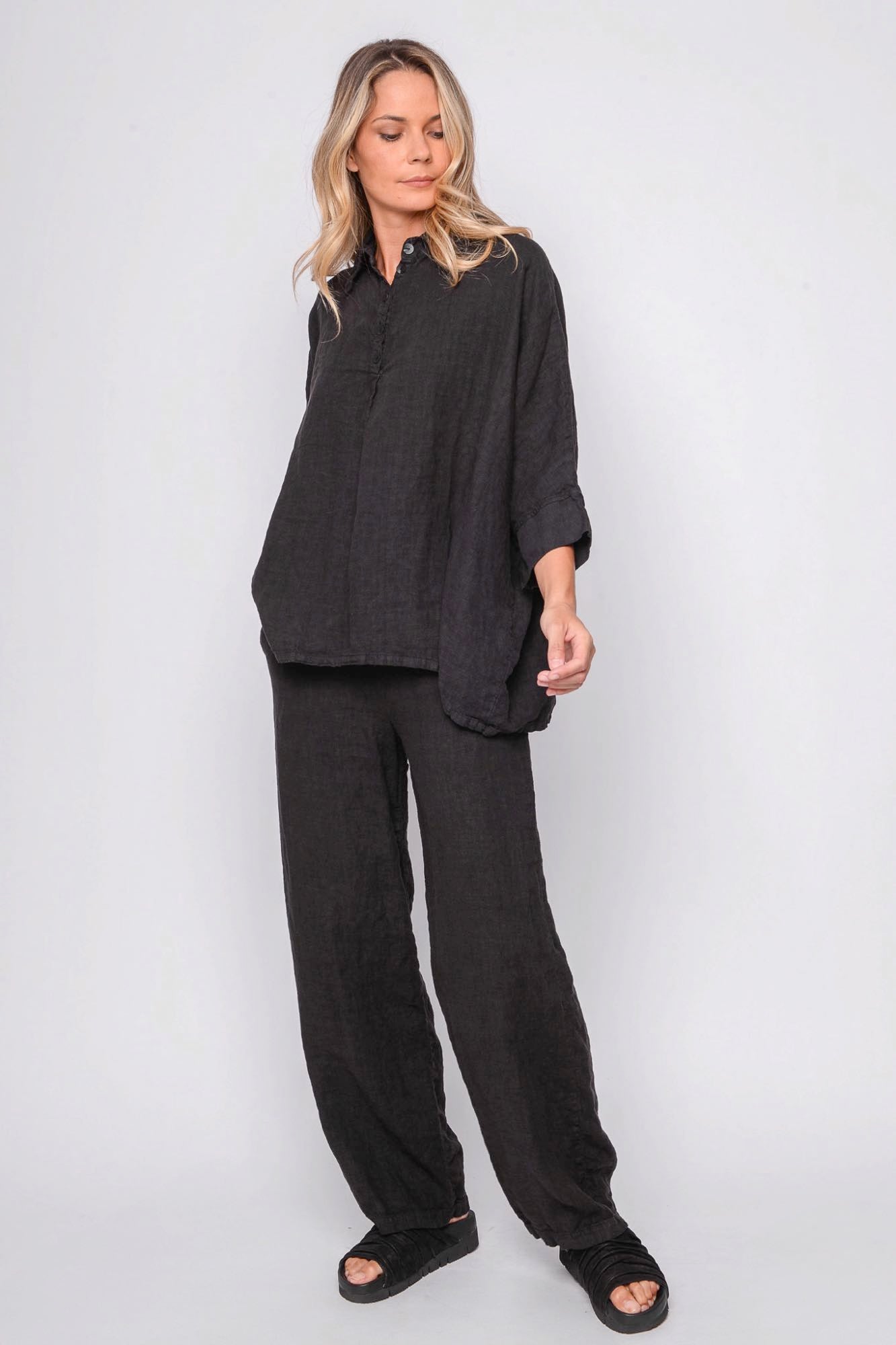 
                  
                    261.04.01 100% LINEN 109 RV BLACK
                  
                