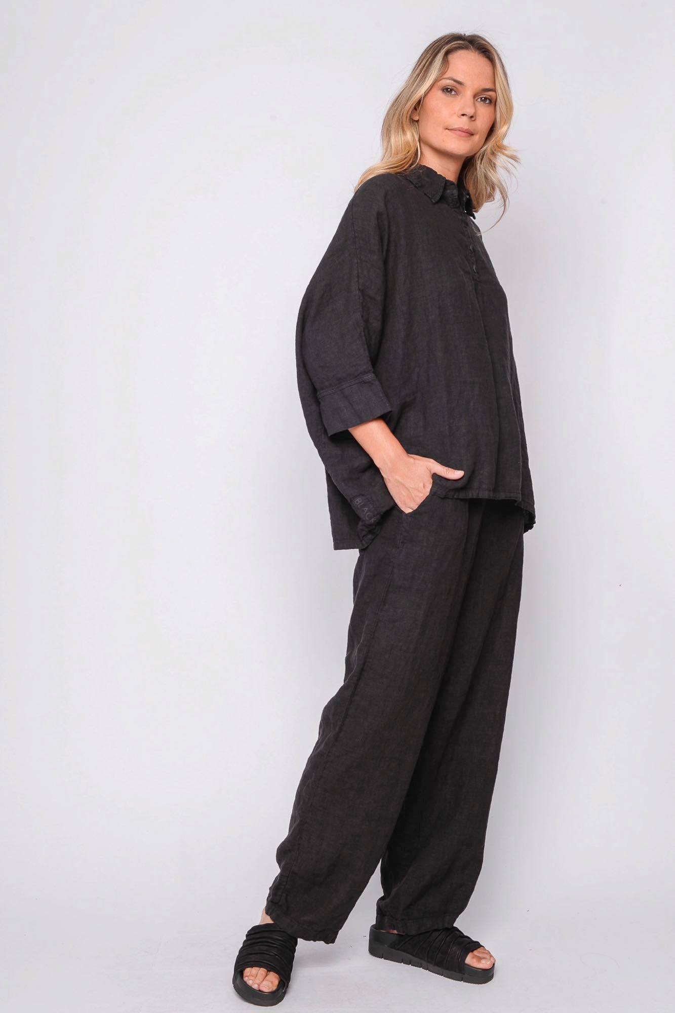 
                  
                    261.04.01 100% LINEN 109 RV BLACK
                  
                