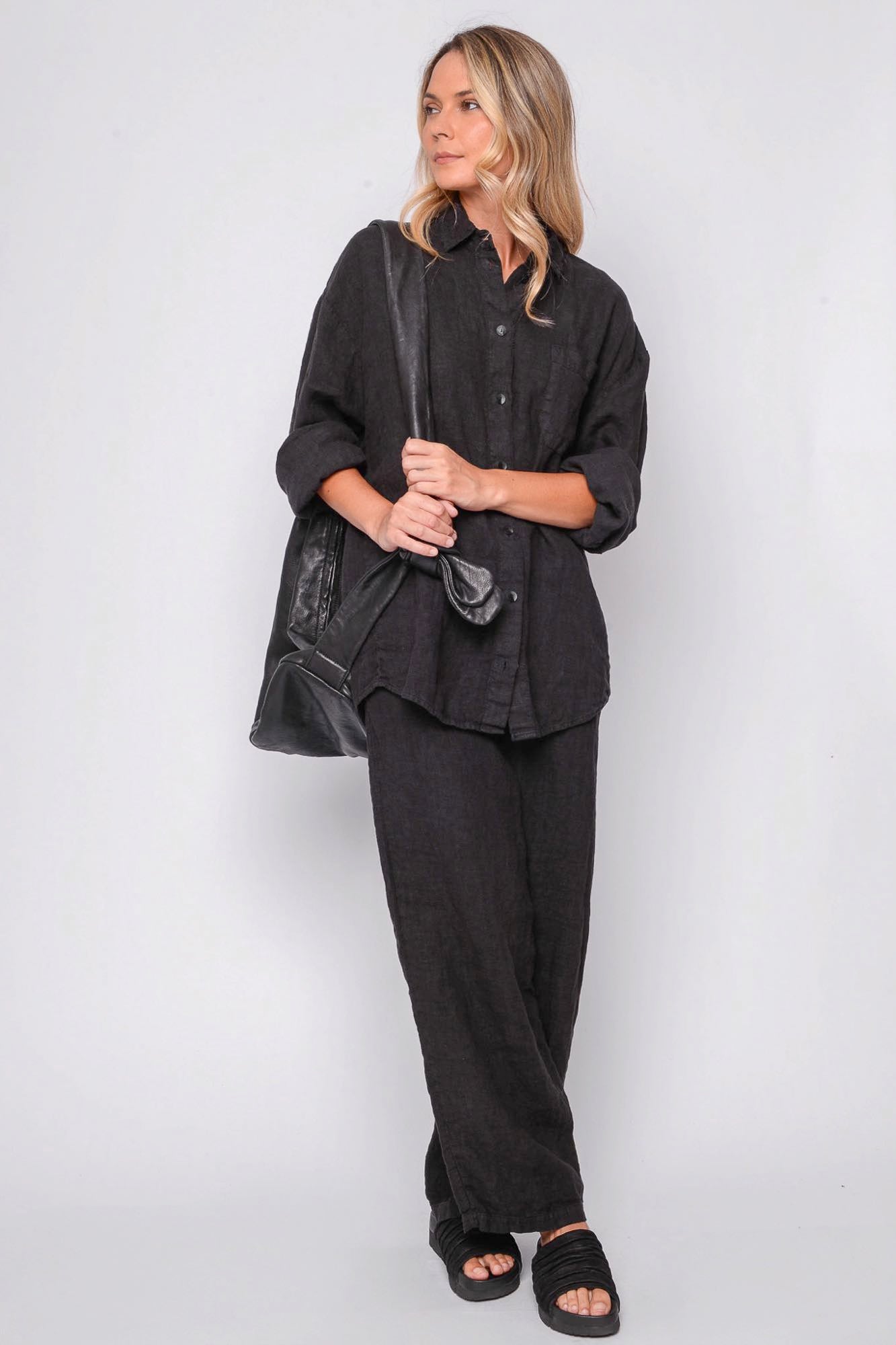 
                  
                    261.04.01 100% LINEN 109 RV BLACK
                  
                