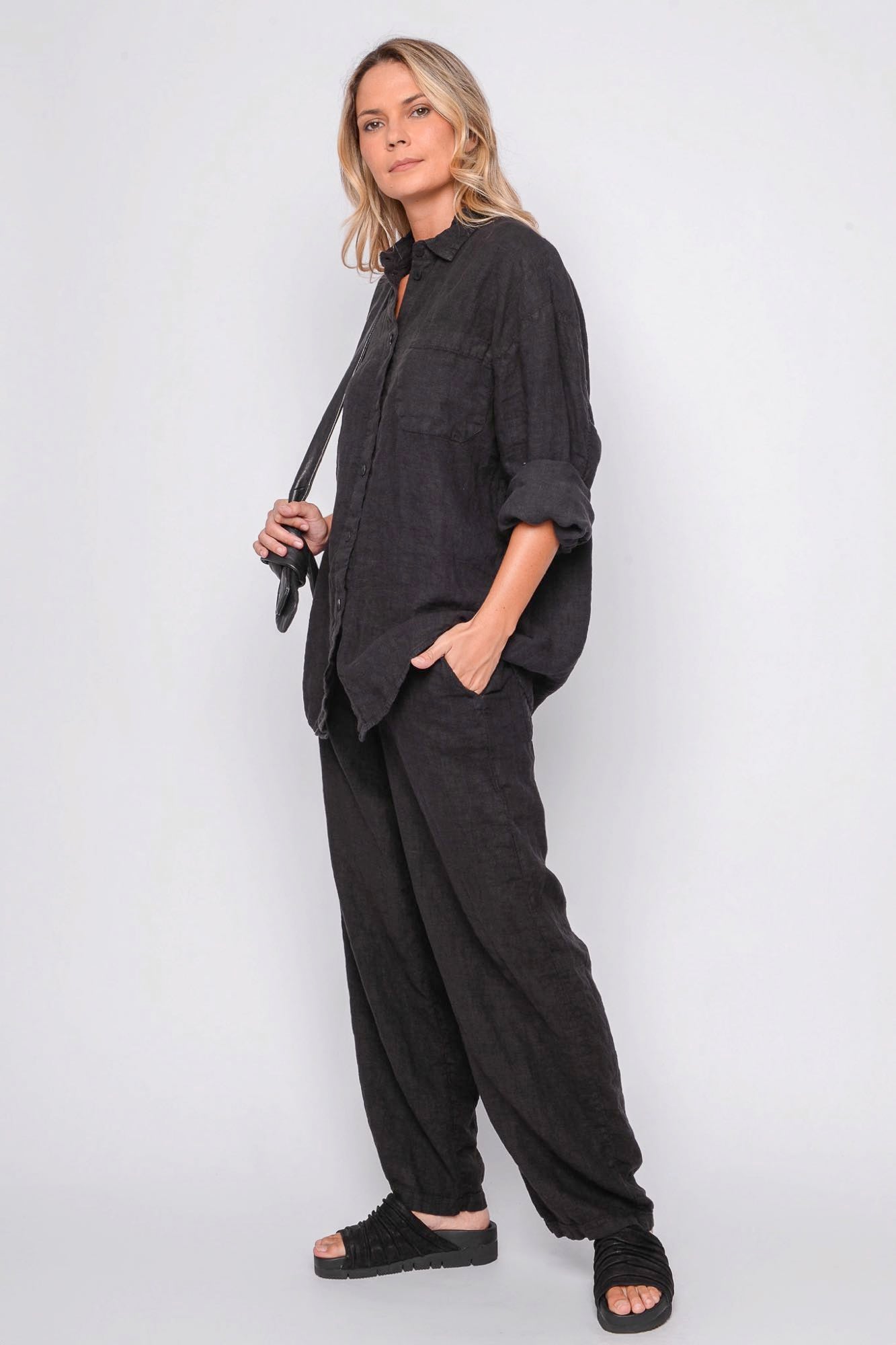 
                  
                    261.04.08 100% LINEN 109 RV BLACK
                  
                