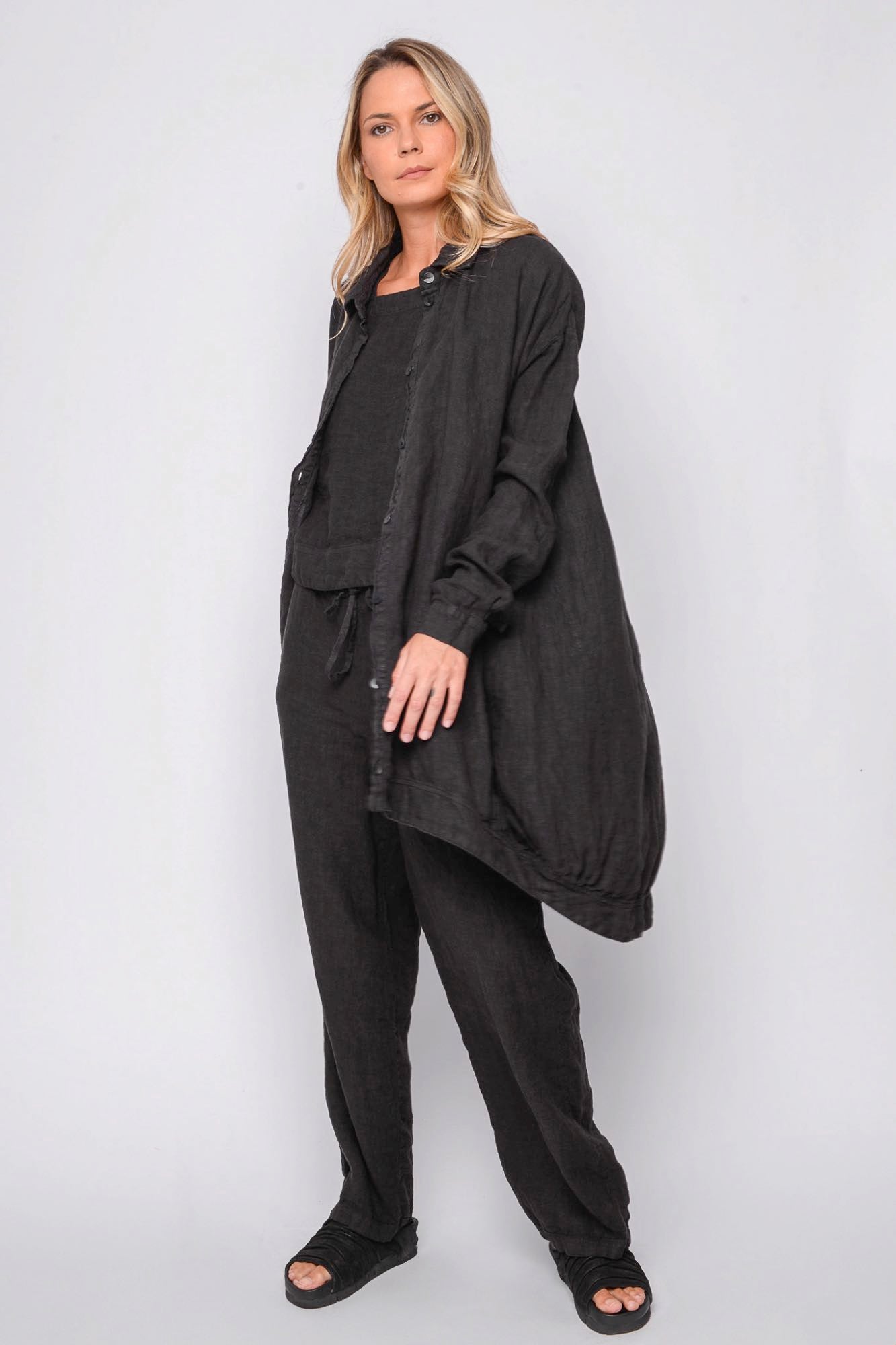 
                  
                    261.04.03 100% LINEN 109 RV BLACK
                  
                