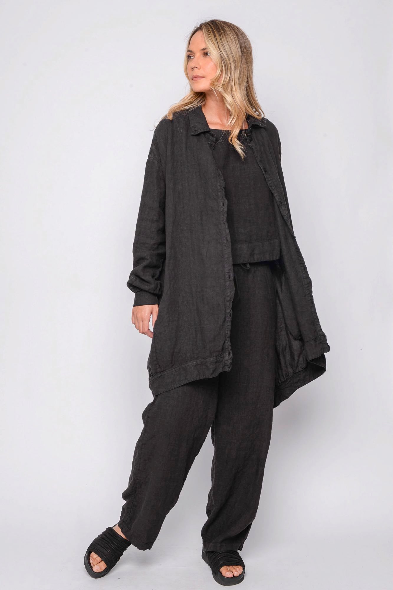 
                  
                    261.04.01 100% LINEN 109 RV BLACK
                  
                