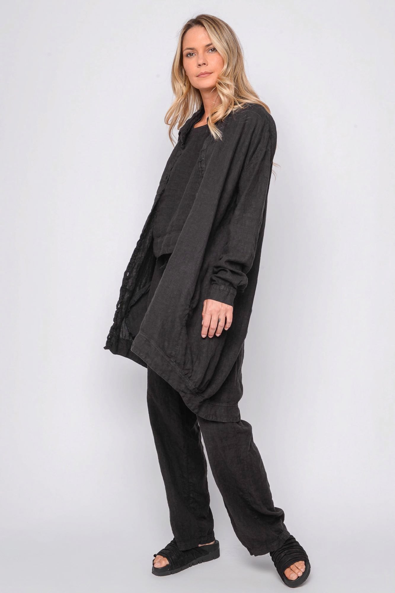 
                  
                    261.04.01 100% LINEN 109 RV BLACK
                  
                