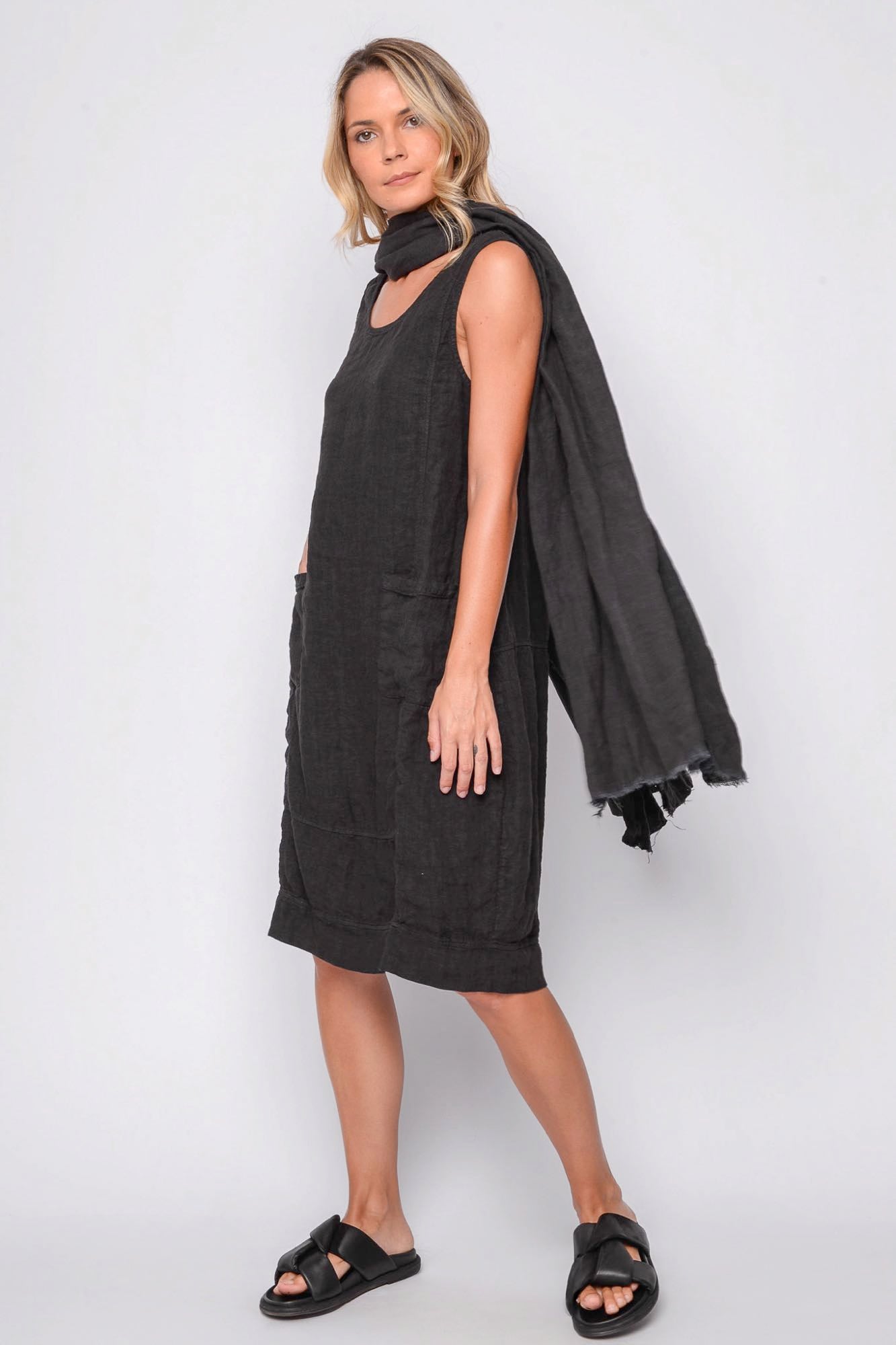 
                  
                    261.04.07 100% LINEN 109 RV BLACK
                  
                