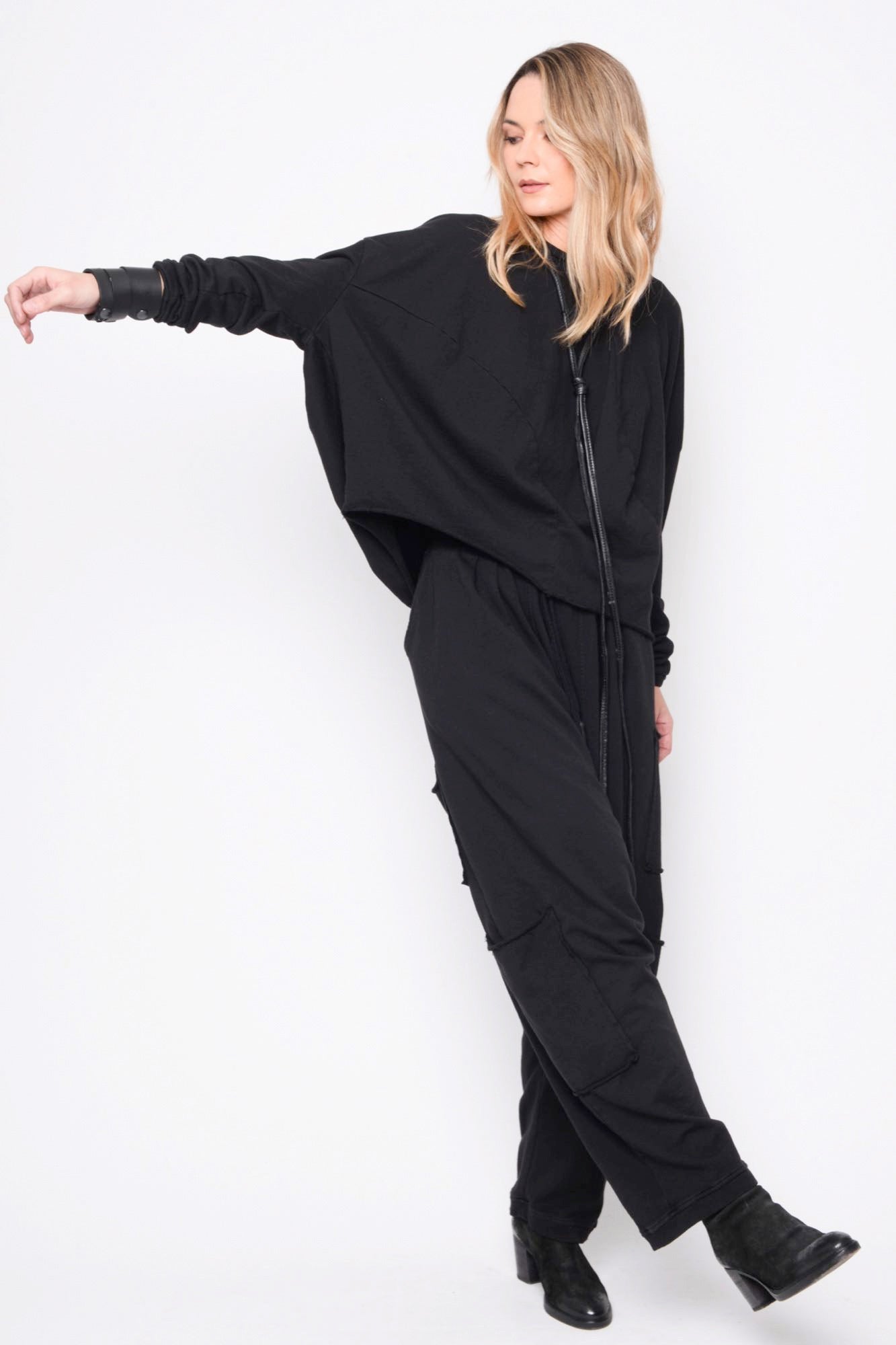 
                  
                    252.04.02 100% CO 100 BLACK
                  
                