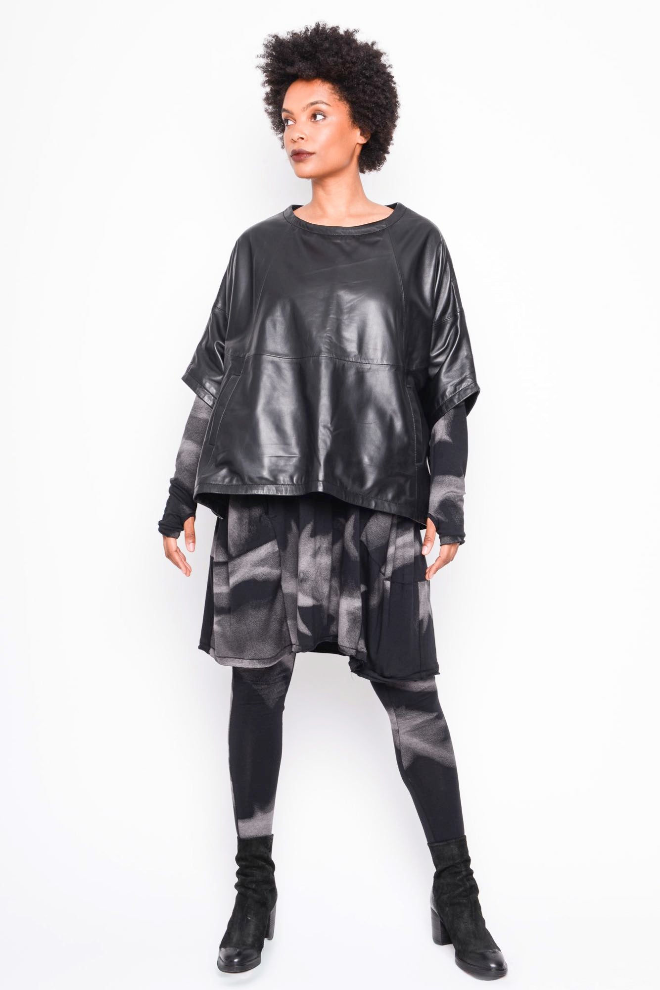 
                  
                    B41.262.41.02 PONCHO 100%LEATH/95%NY5%EA 100 BLACK
                  
                