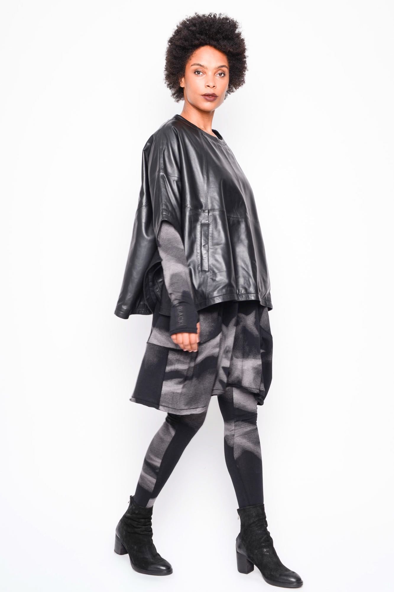 
                  
                    B41.262.41.02 PONCHO 100%LEATH/95%NY5%EA 100 BLACK
                  
                