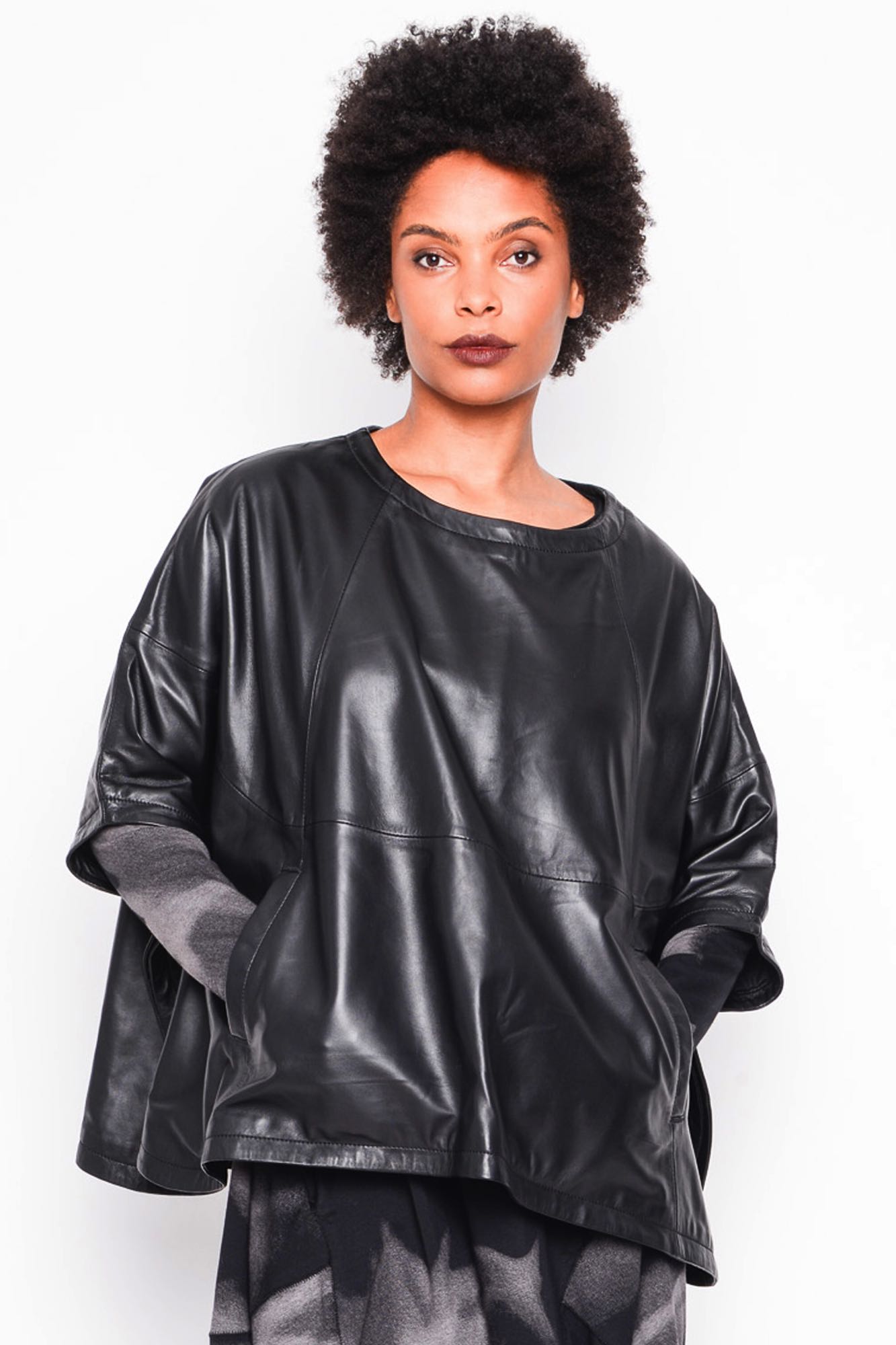 
                  
                    B41.262.41.02 PONCHO 100%LEATH/95%NY5%EA 100 BLACK
                  
                